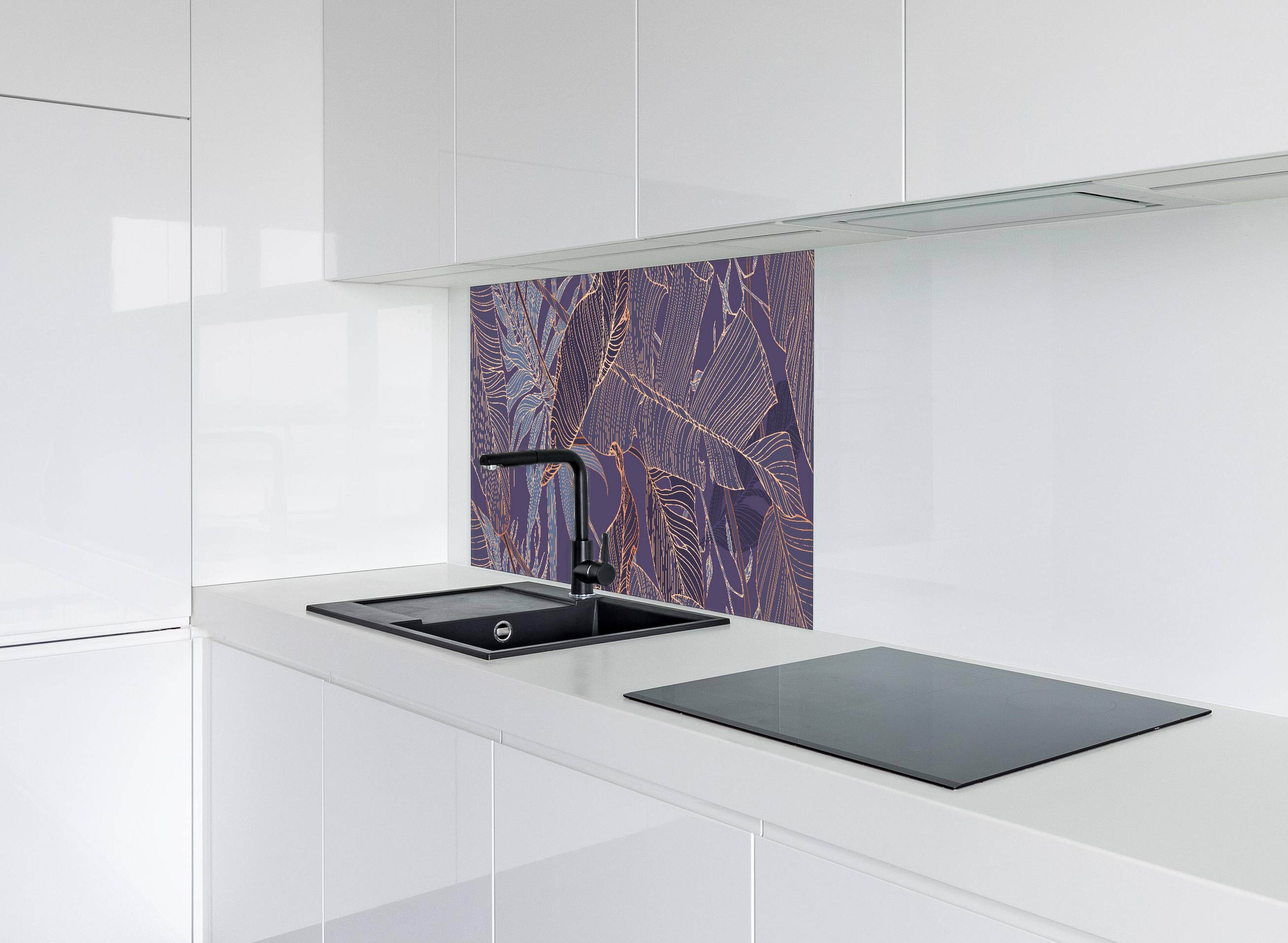 Spritzschutz - Elegantes Lila-Goldenes Blättermuster hinter einem Cerankochfeld zwischen Holz-Kochutensilien