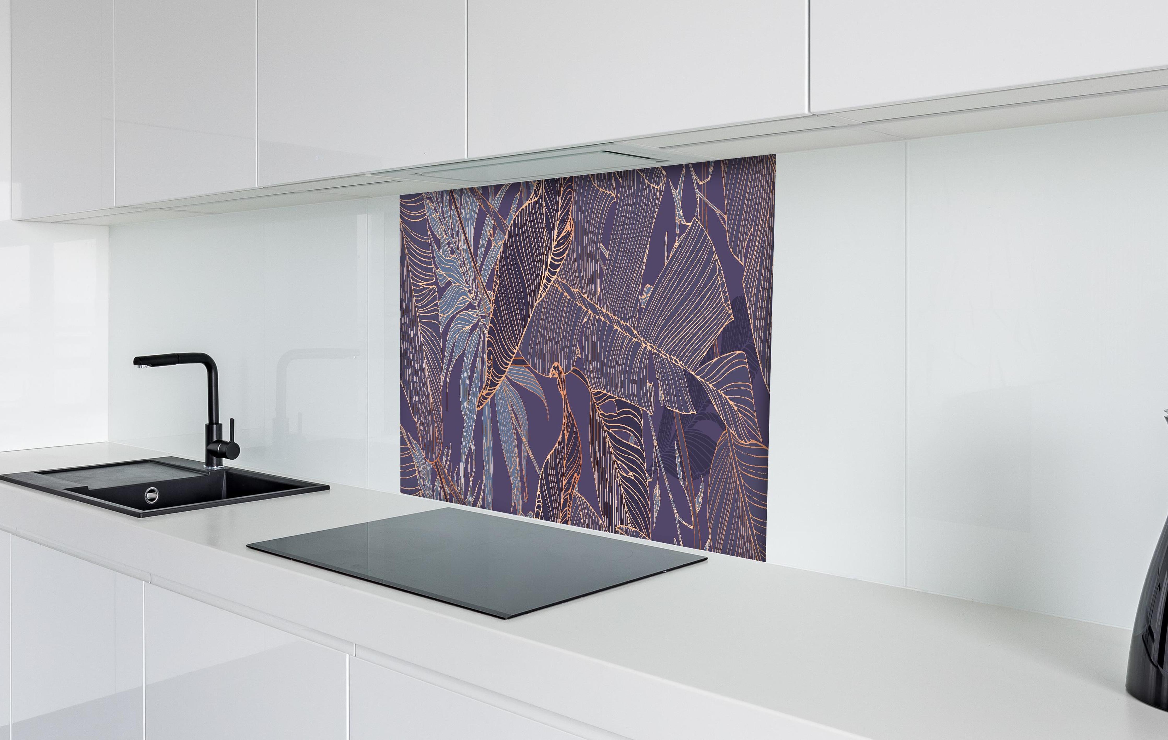Spritzschutz - Elegantes Lila-Goldenes Blättermuster hinter einem Cerankochfeld zwischen Holz-Kochutensilien