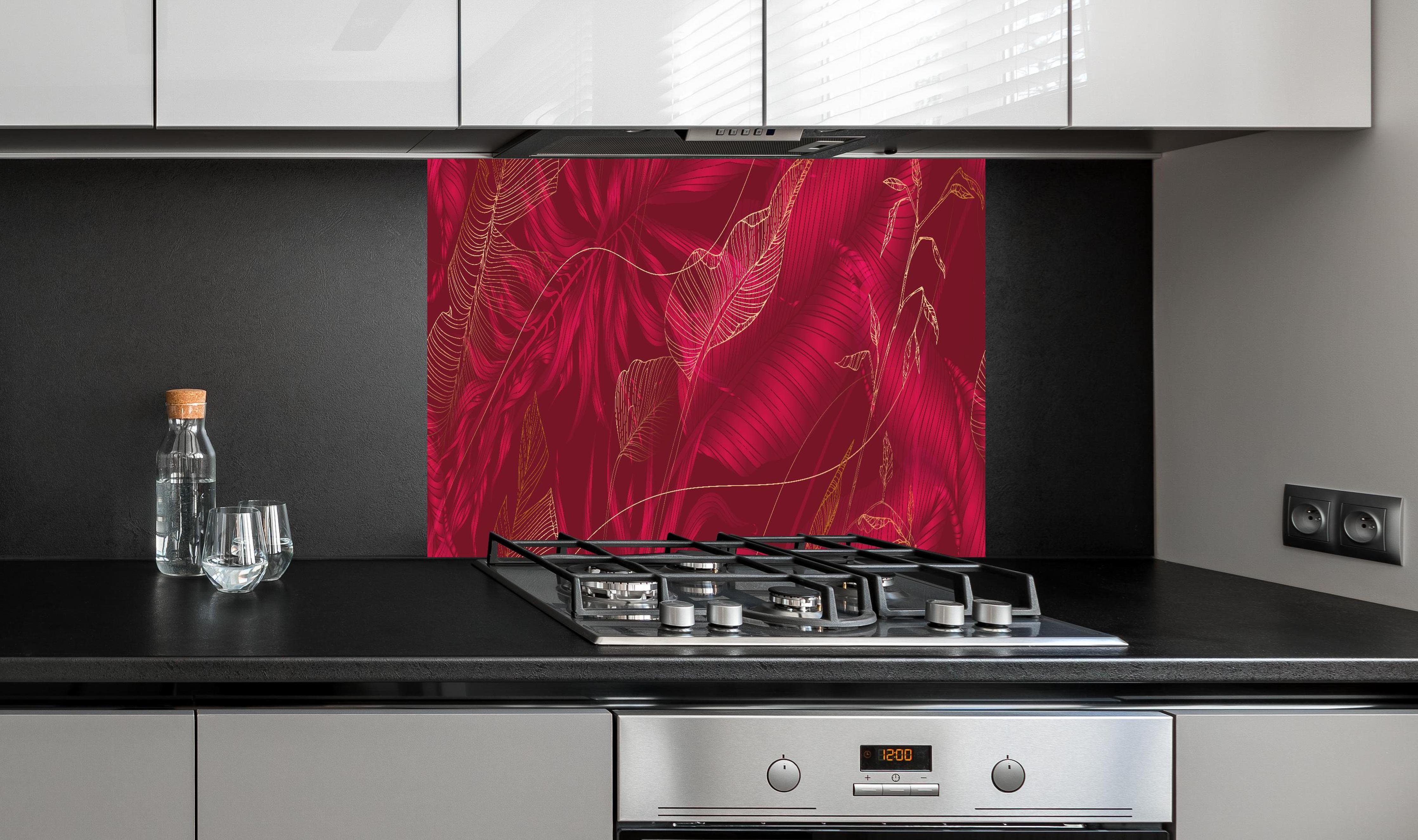 Spritzschutz - Elegantes Rot mit floralem Linienkunst-Muster hinter einem Cerankochfeld zwischen Holz-Kochutensilien