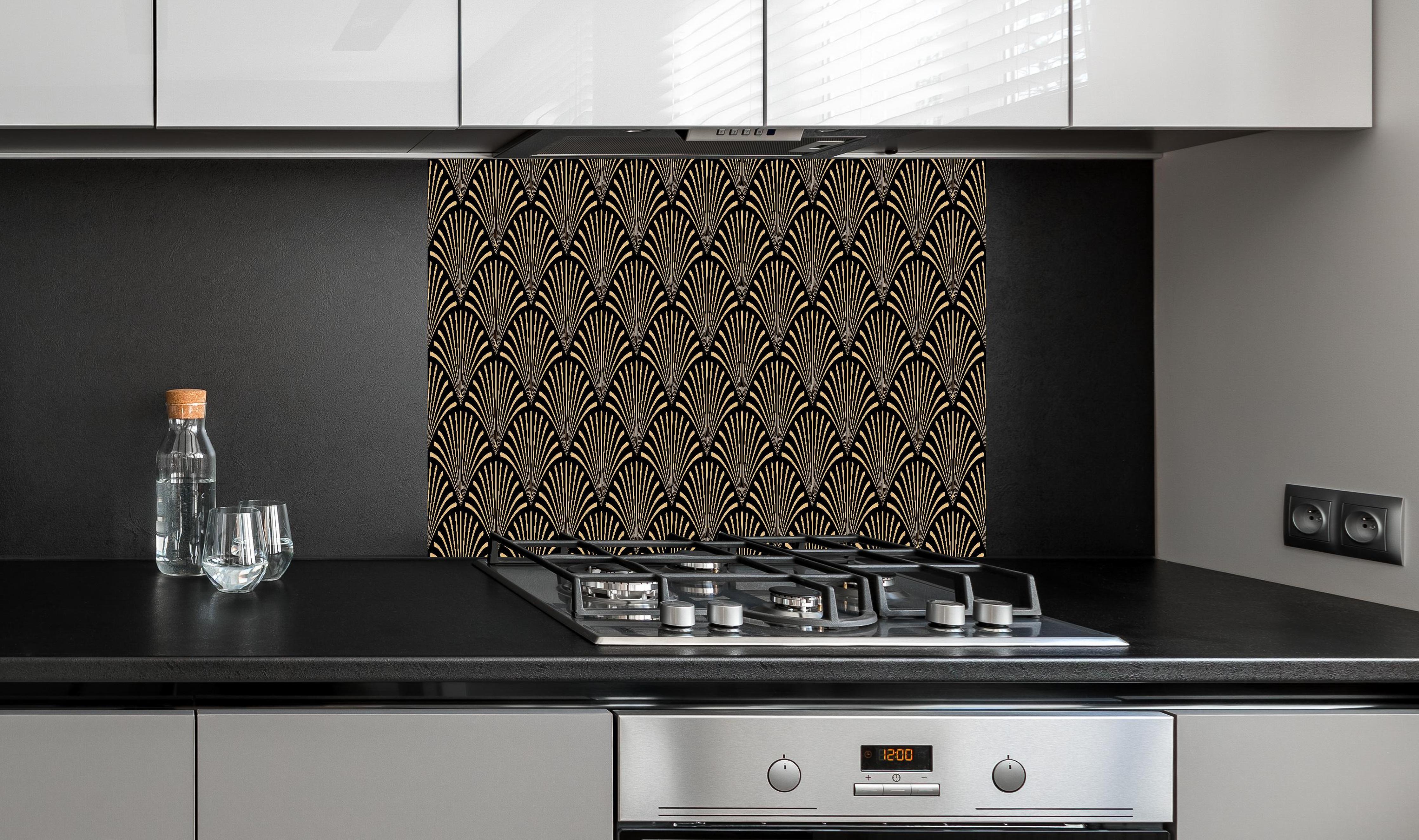 Spritzschutz - Elegantes Schwarz-Gold Wellen Design hinter einem Cerankochfeld zwischen Holz-Kochutensilien