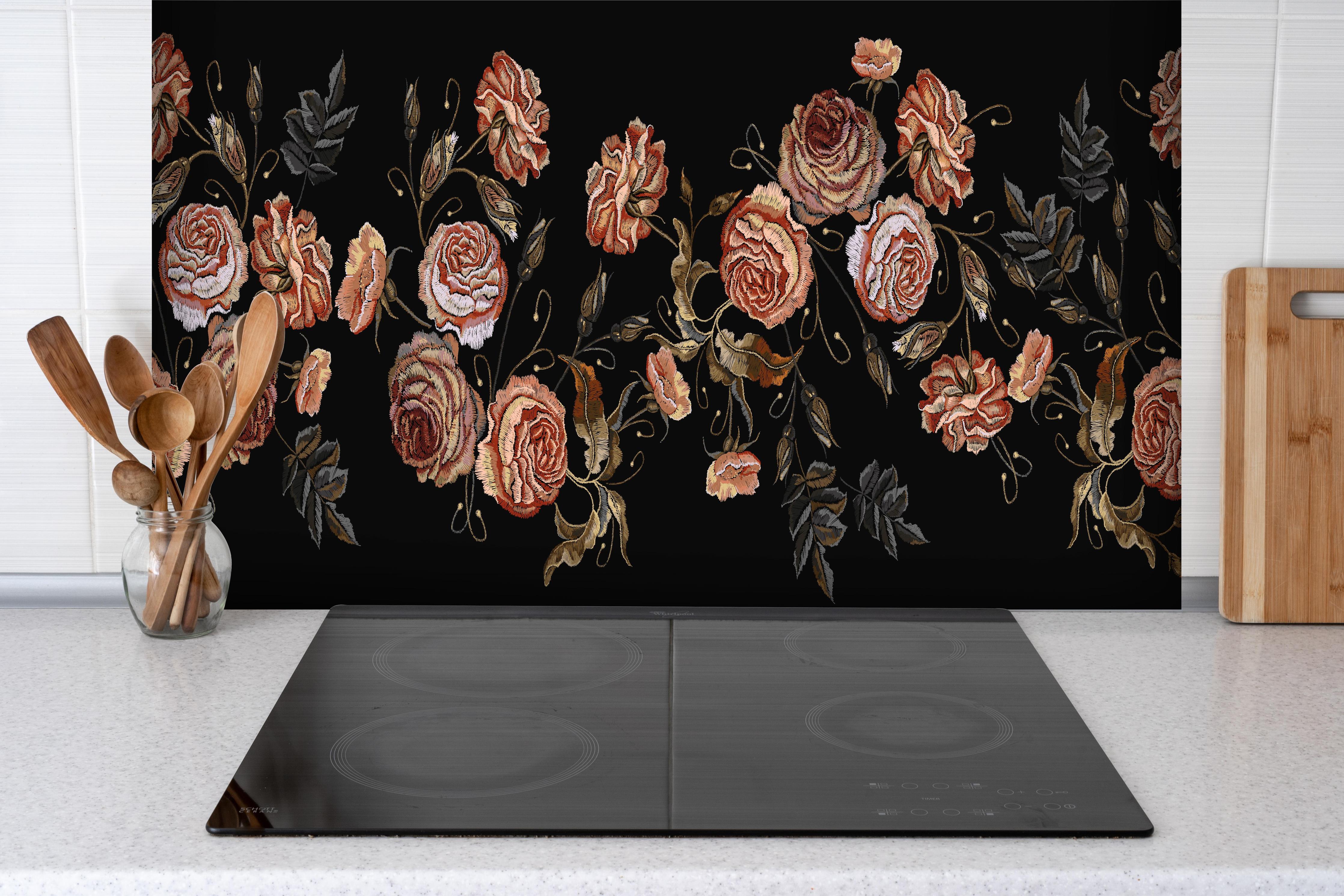 Spritzschutz - Elegantes Schwarz-Rosegoldenes Blumenmuster hinter einem Cerankochfeld zwischen Holz-Kochutensilien