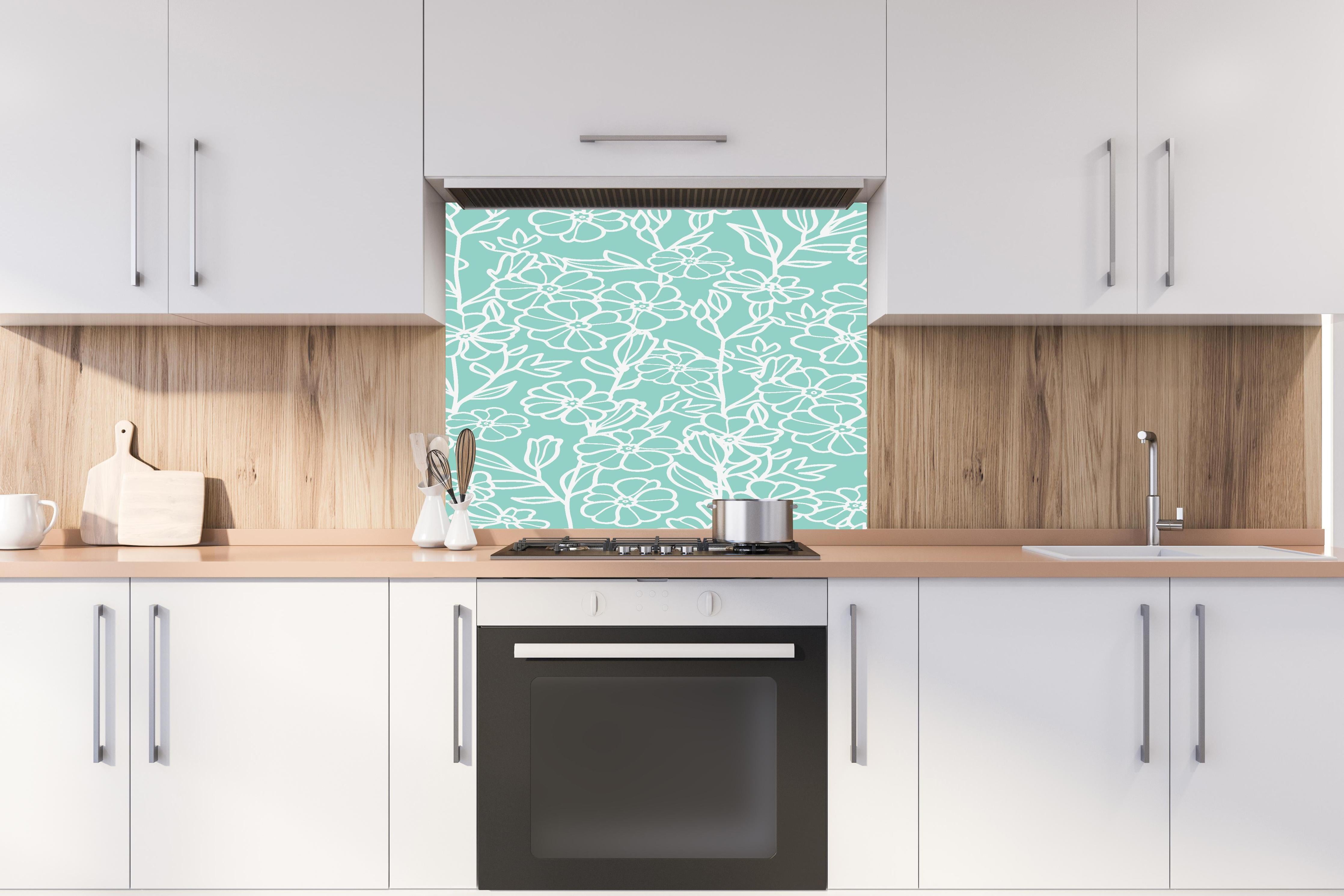 Spritzschutz - Elegantes Türkis-Weiß Blumen Design hinter einem Cerankochfeld zwischen Holz-Kochutensilien