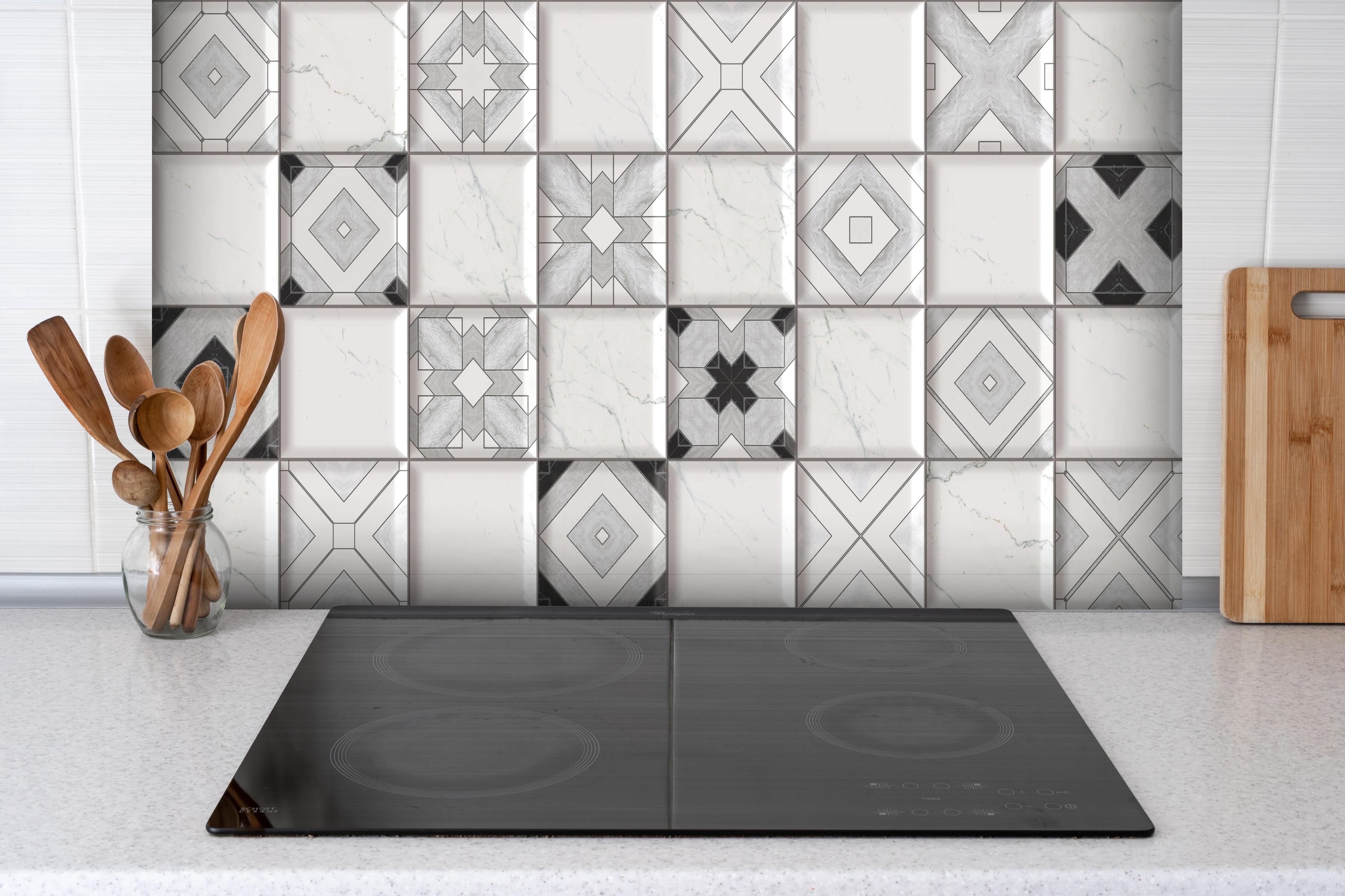 Spritzschutz - Elegantes Weiß-Grau Fliesendesign Abstrakt hinter einem Cerankochfeld zwischen Holz-Kochutensilien
