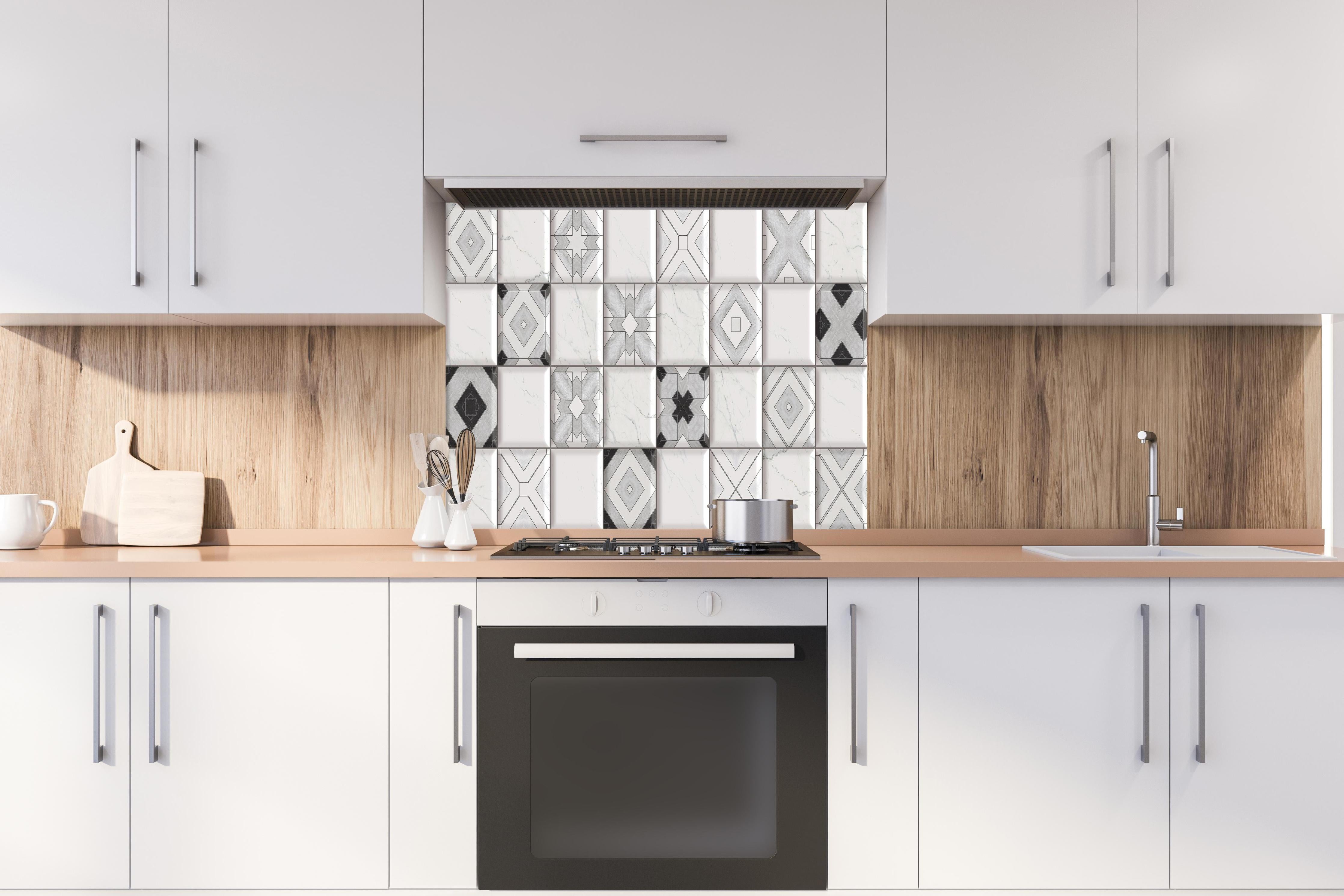 Spritzschutz - Elegantes Weiß-Grau Fliesendesign Abstrakt hinter einem Cerankochfeld zwischen Holz-Kochutensilien