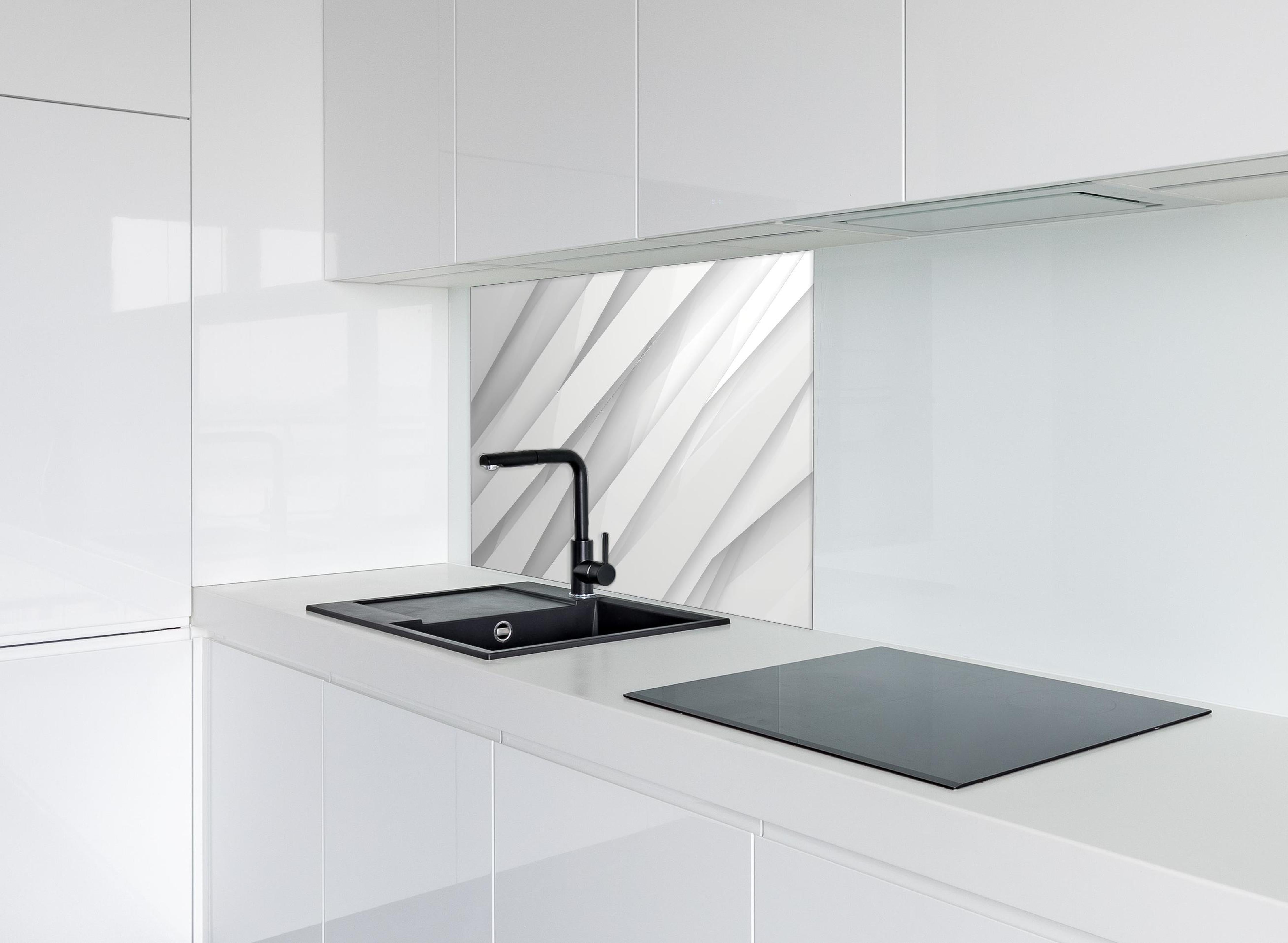 Spritzschutz - Elegantes abstraktes Weiß und Grau Muster hinter einem Cerankochfeld zwischen Holz-Kochutensilien