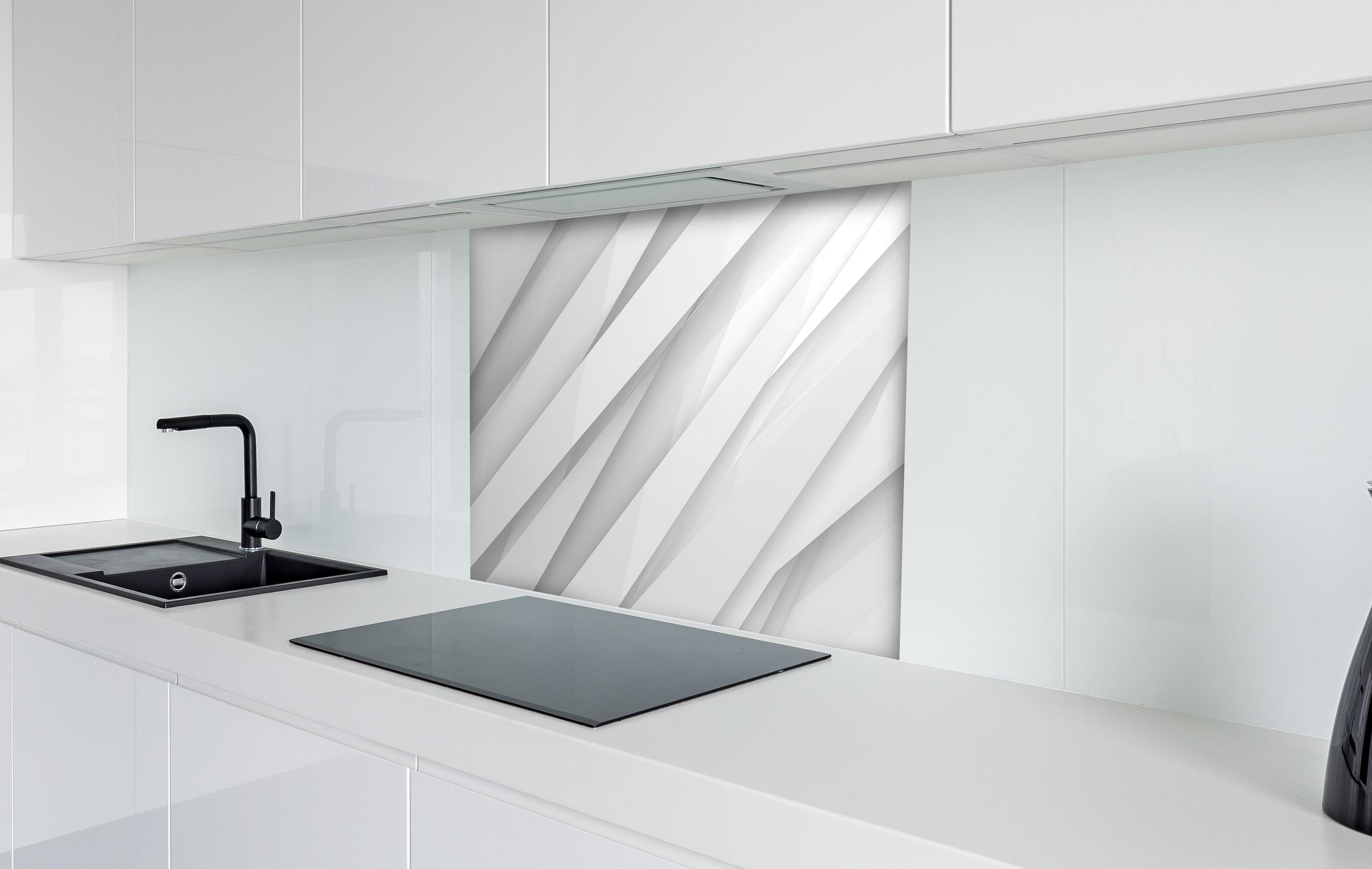 Spritzschutz - Elegantes abstraktes Weiß und Grau Muster hinter einem Cerankochfeld zwischen Holz-Kochutensilien