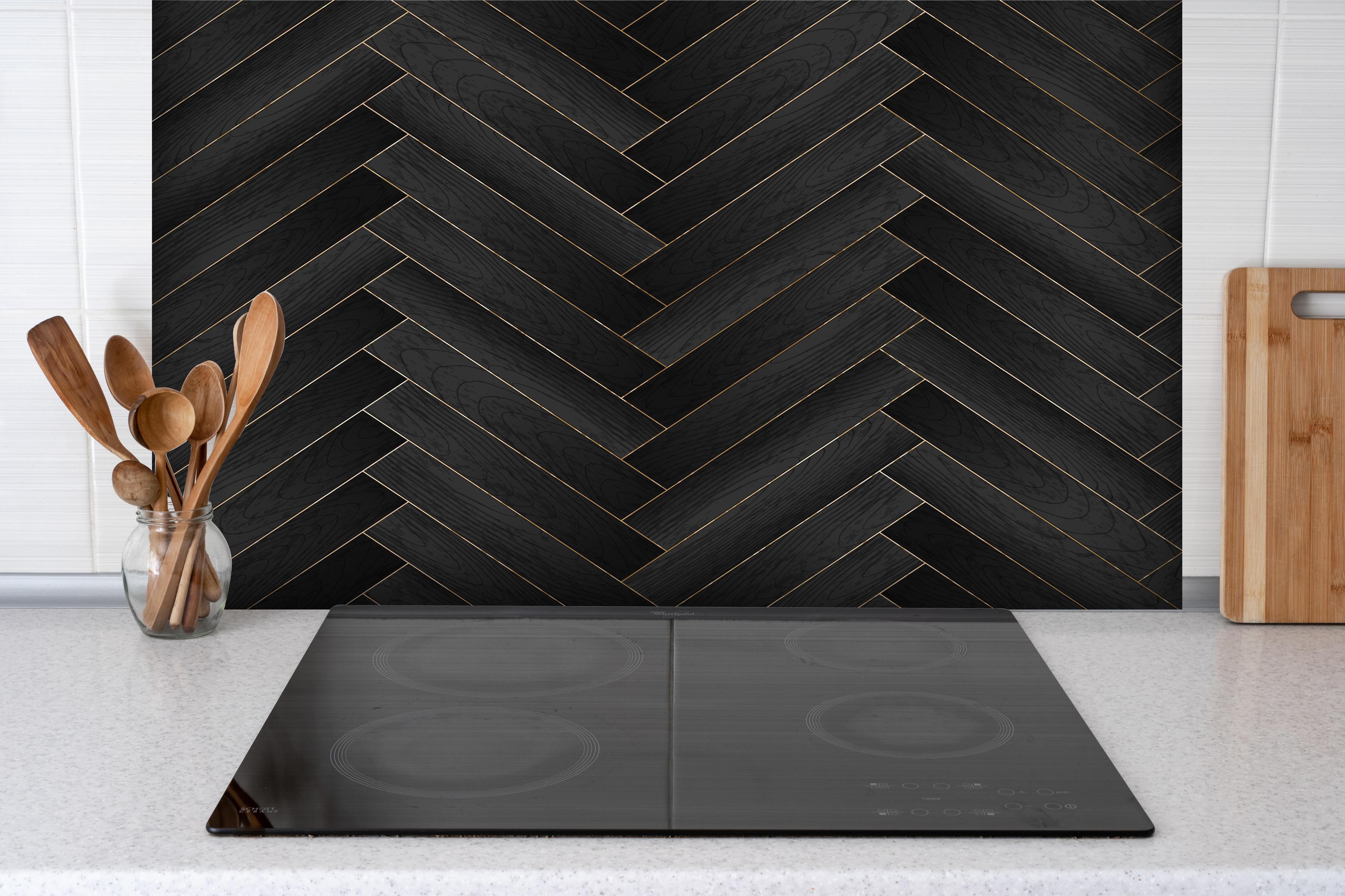 Spritzschutz - Elegantes dunkles Holzparkett in Fischgrät hinter einem Cerankochfeld zwischen Holz-Kochutensilien