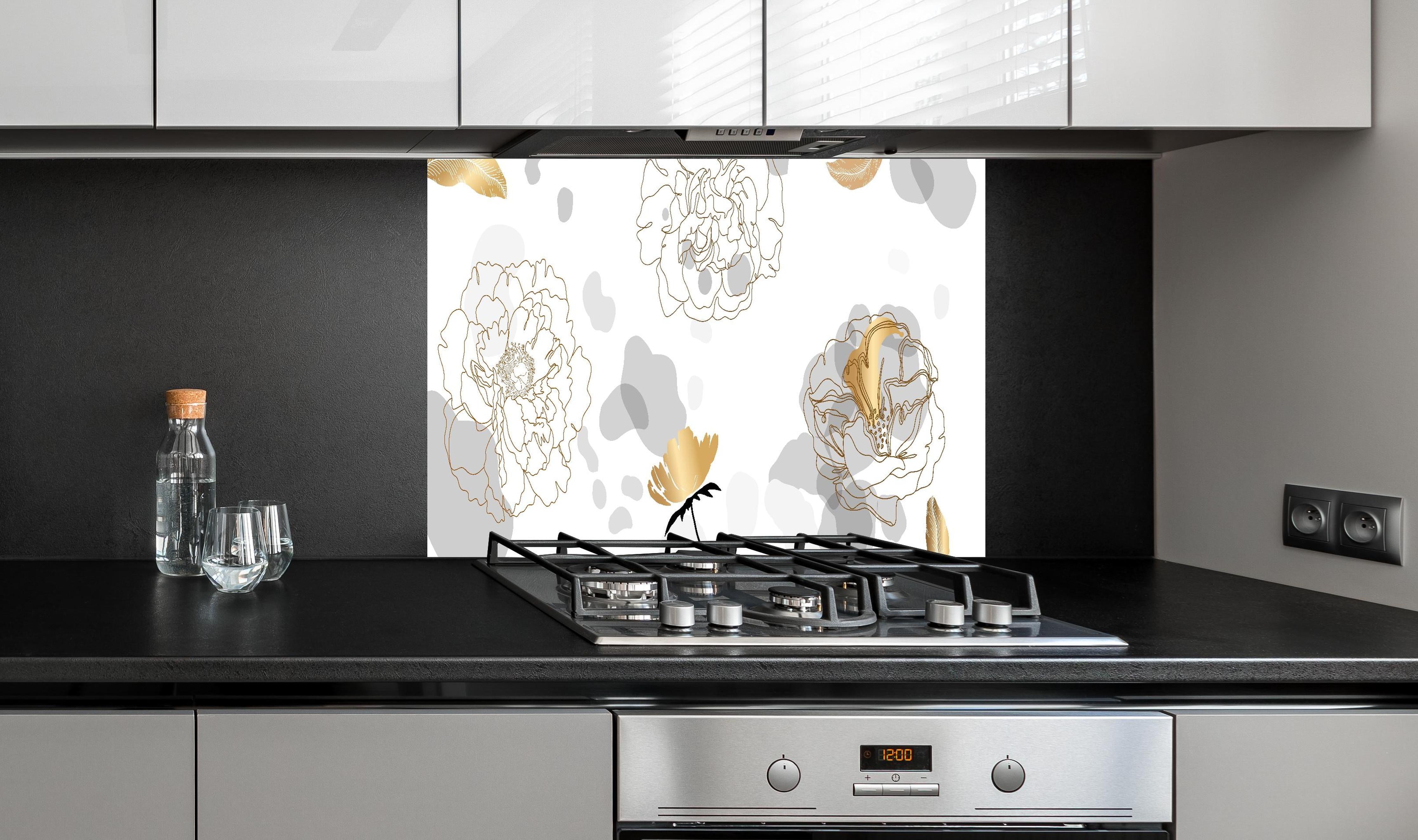 Spritzschutz - Elegantes florales Muster in Goldweiß hinter einem Cerankochfeld zwischen Holz-Kochutensilien