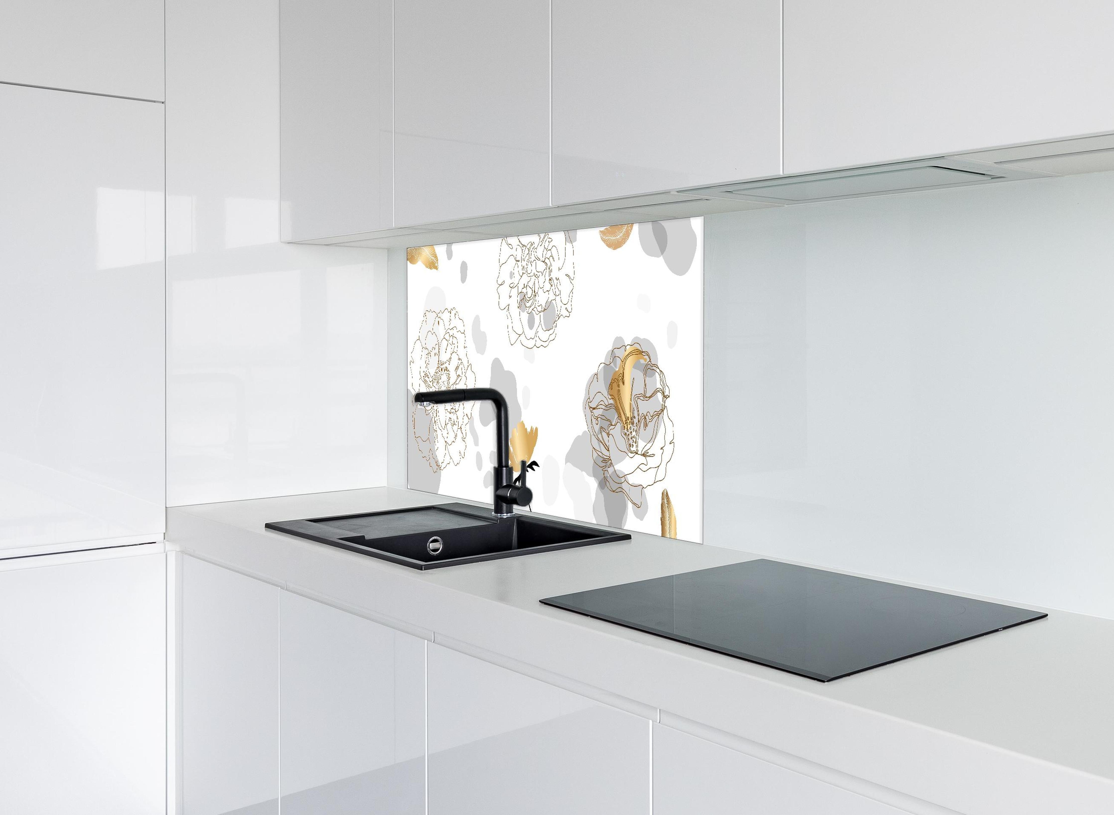 Spritzschutz - Elegantes florales Muster in Goldweiß hinter einem Cerankochfeld zwischen Holz-Kochutensilien