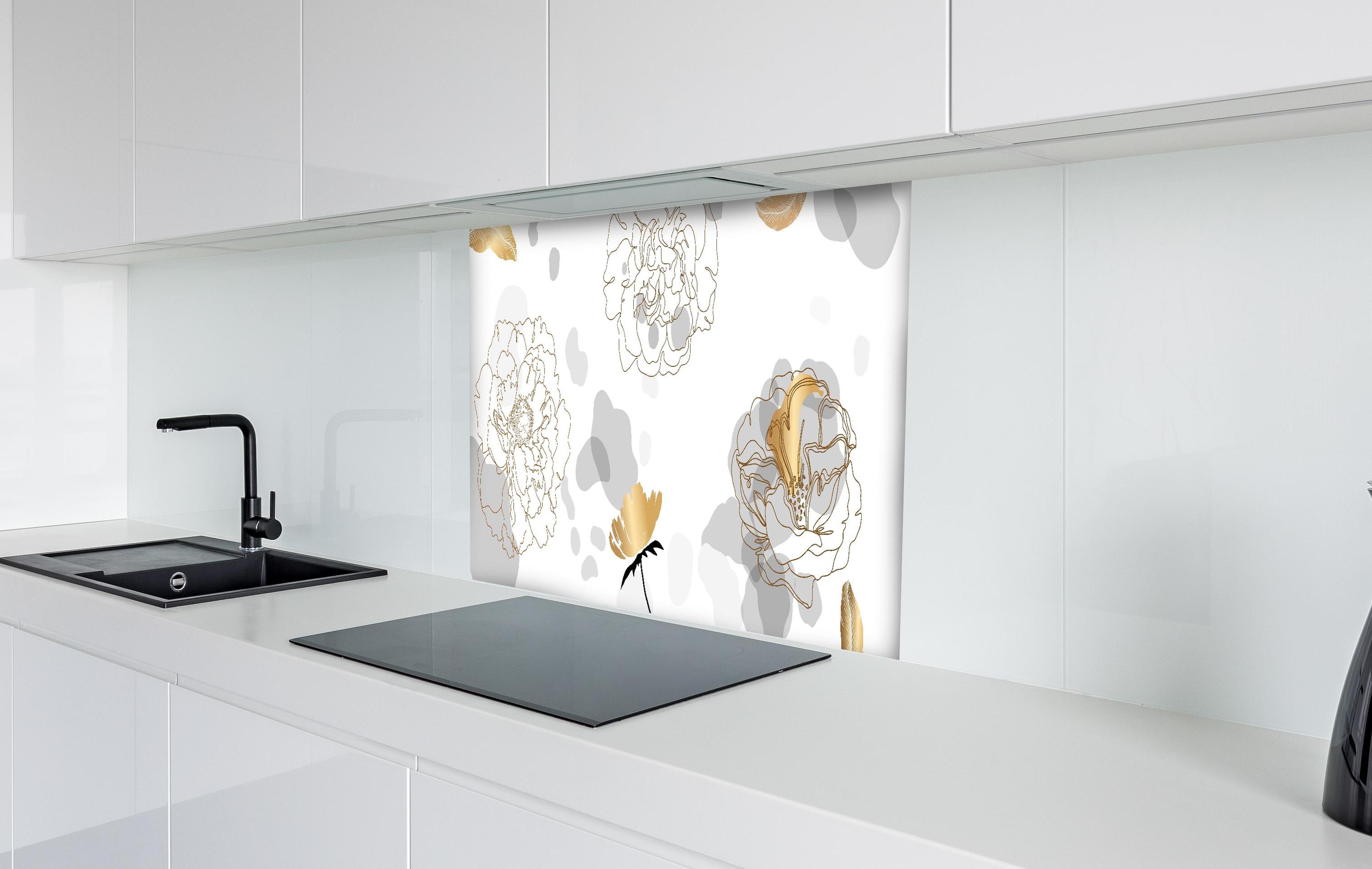 Spritzschutz - Elegantes florales Muster in Goldweiß hinter einem Cerankochfeld zwischen Holz-Kochutensilien