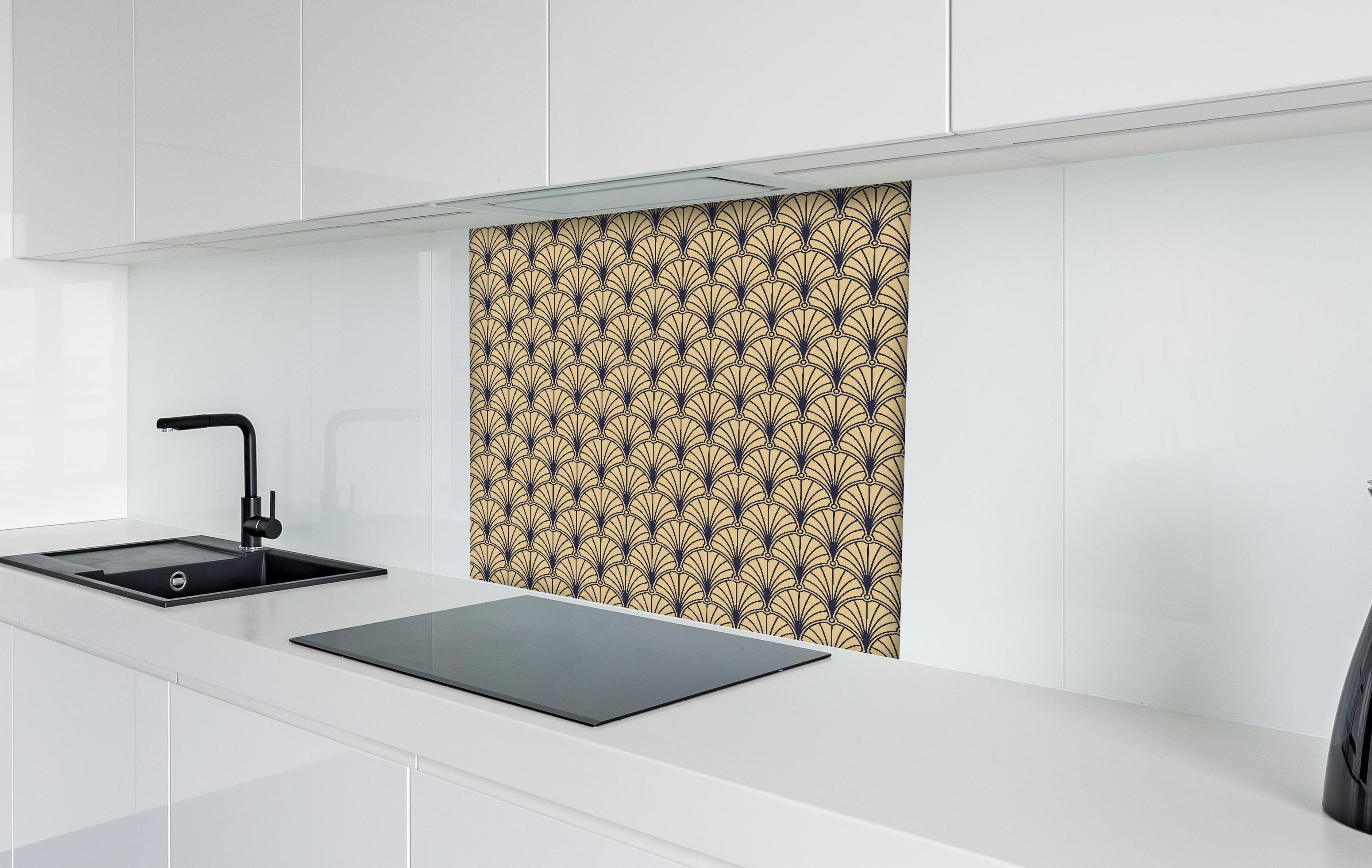 Spritzschutz - Elegantes goldenes Art-Deco-Design hinter einem Cerankochfeld zwischen Holz-Kochutensilien