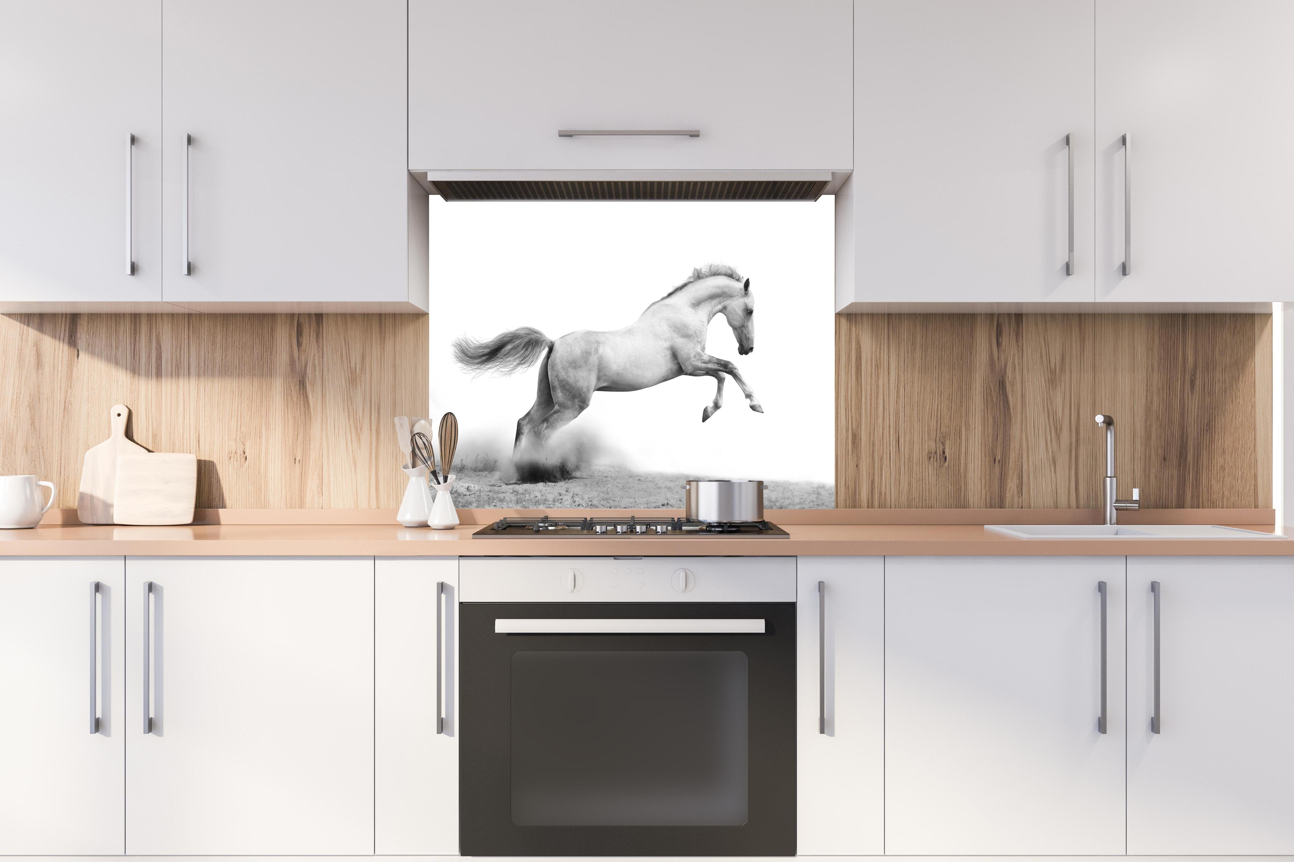 Spritzschutz - Elegantes silberweißes Pferd in Bewegung hinter einem Cerankochfeld zwischen Holz-Kochutensilien
