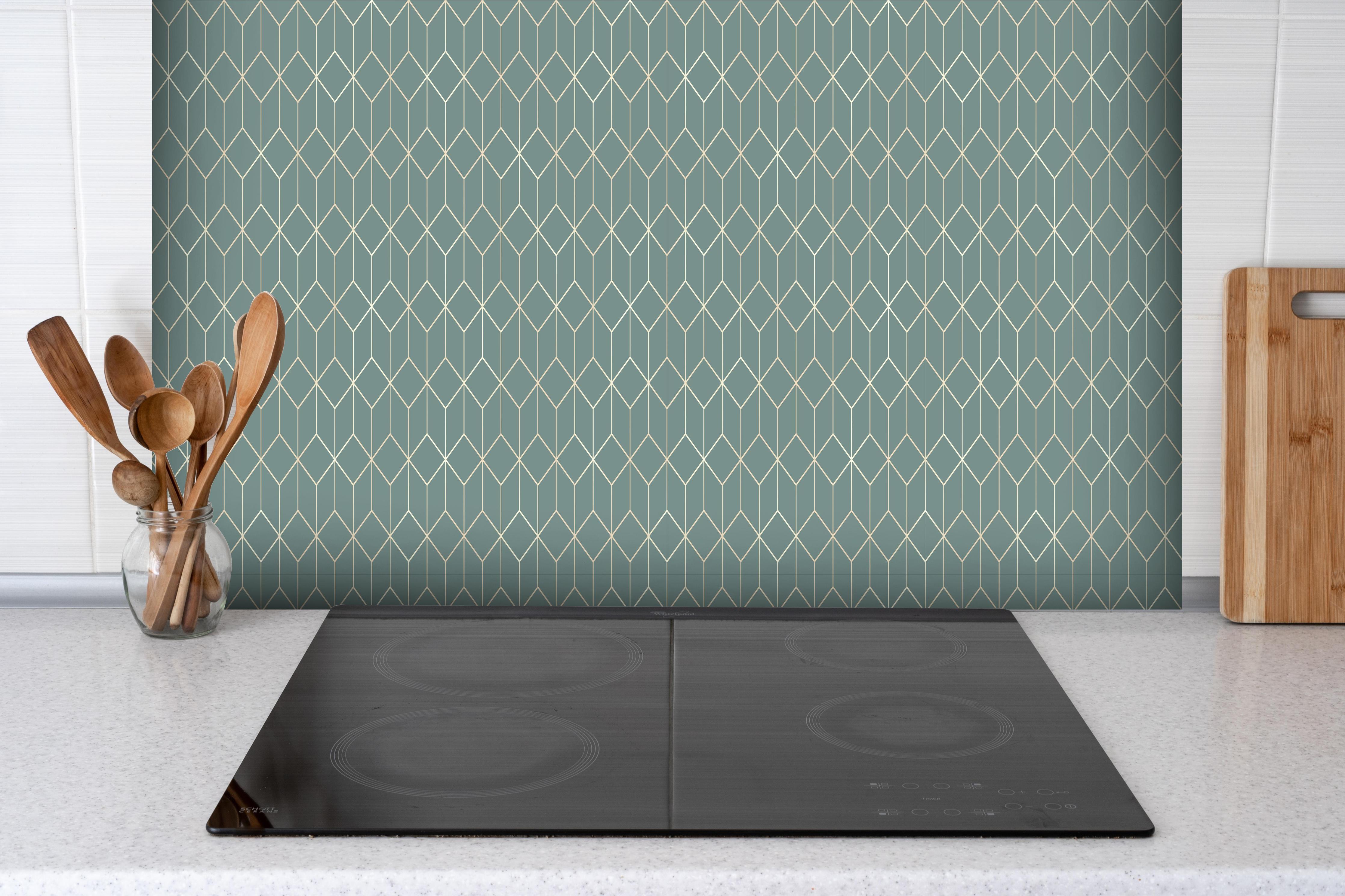 Spritzschutz - Elegantes türkisfarbenes Wellenmuster hinter einem Cerankochfeld zwischen Holz-Kochutensilien