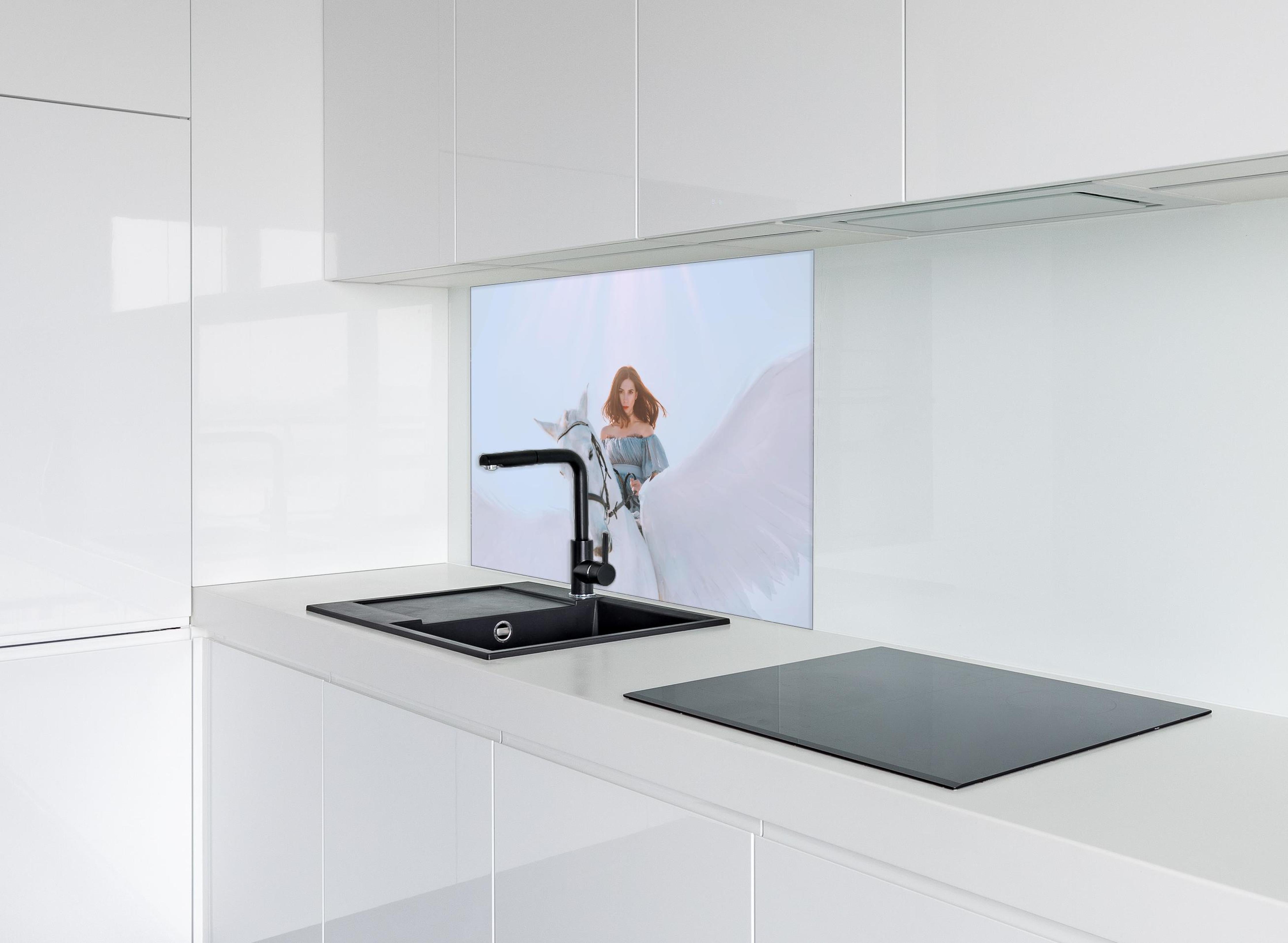 Spritzschutz - Engel auf Pegasus in weißem Himmel hinter einem Cerankochfeld zwischen Holz-Kochutensilien