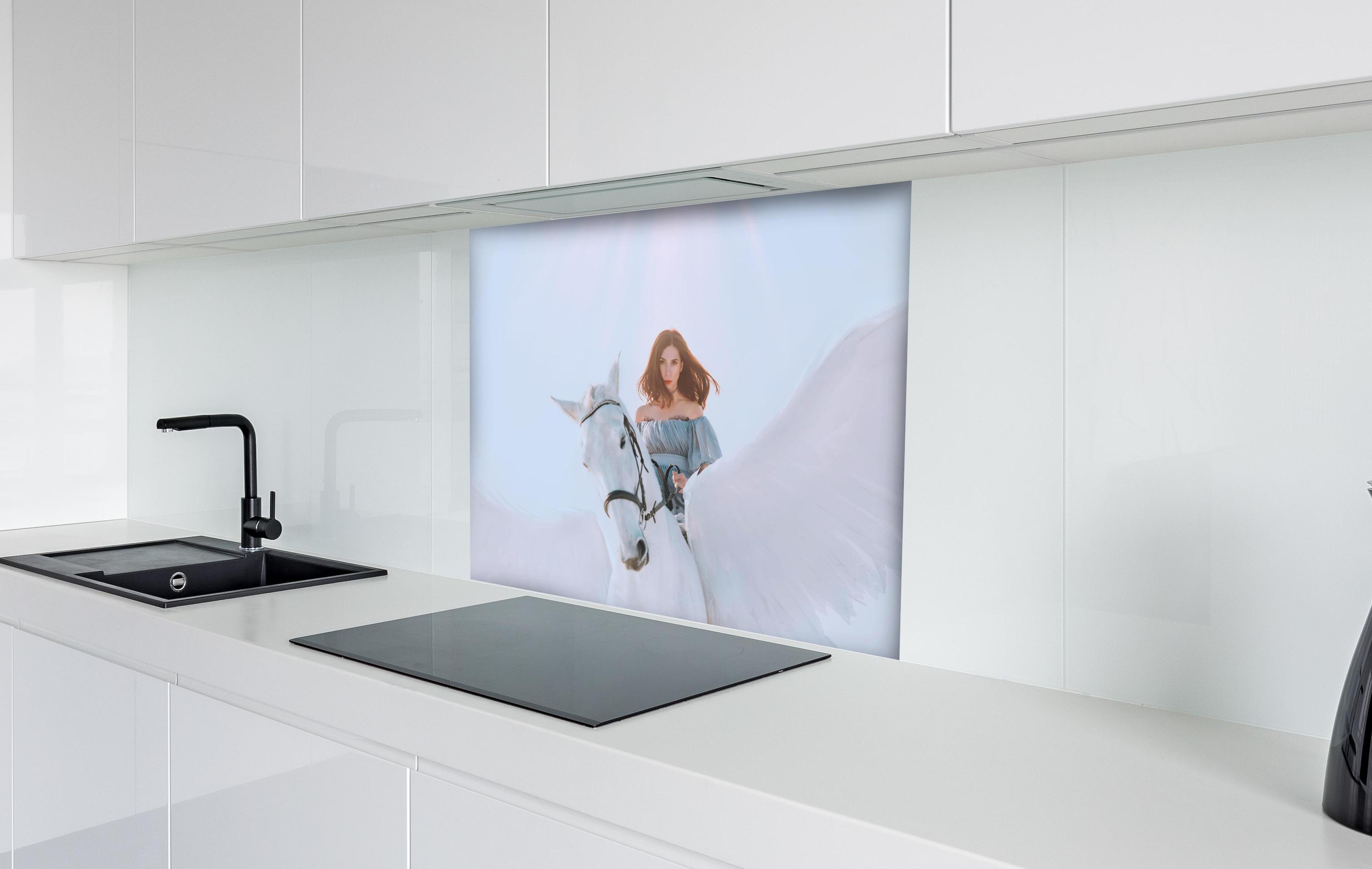 Spritzschutz - Engel auf Pegasus in weißem Himmel hinter einem Cerankochfeld zwischen Holz-Kochutensilien