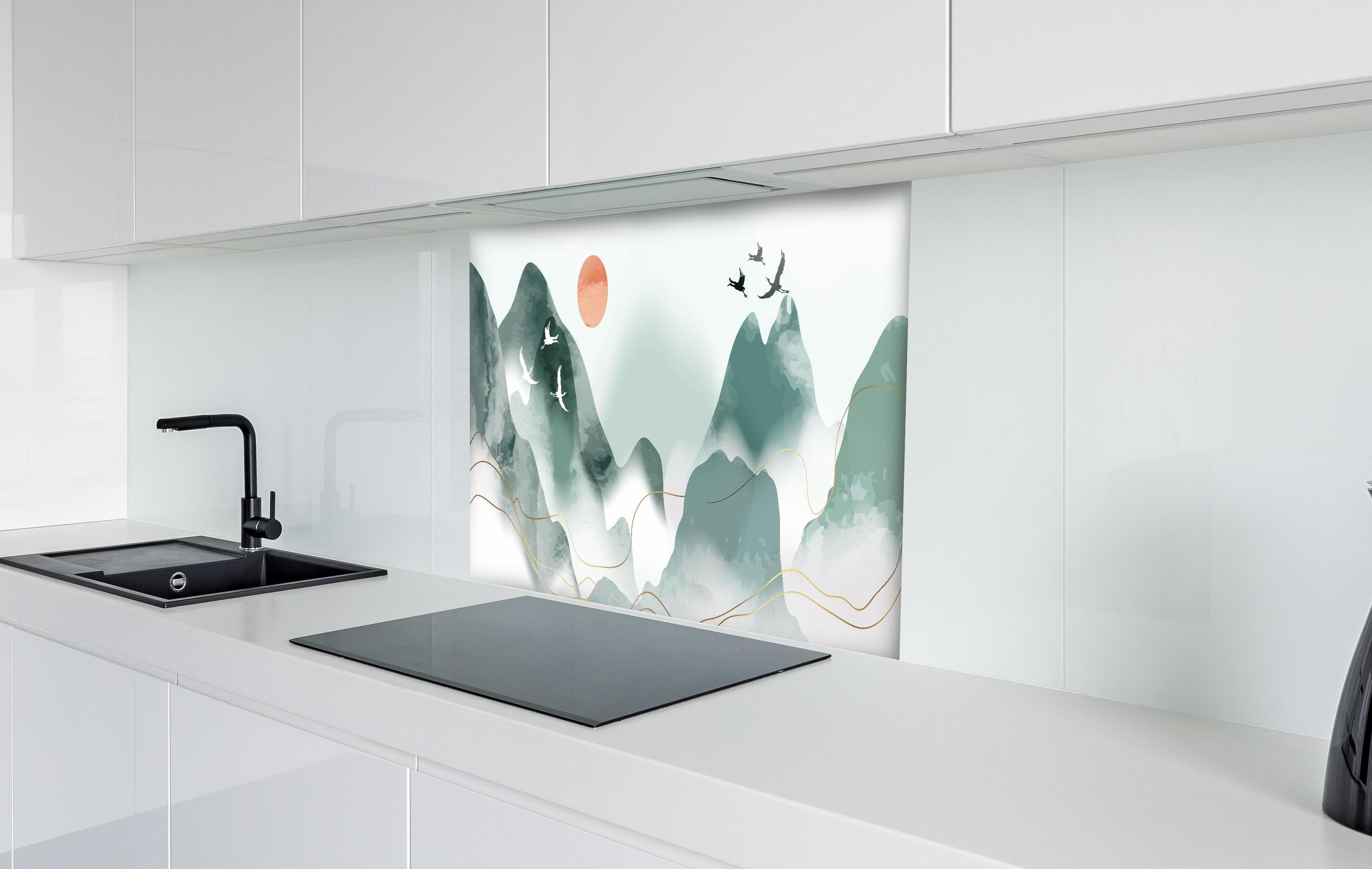 Spritzschutz - Entspannende Berglandschaft bei Sonnenuntergang hinter einem Cerankochfeld zwischen Holz-Kochutensilien