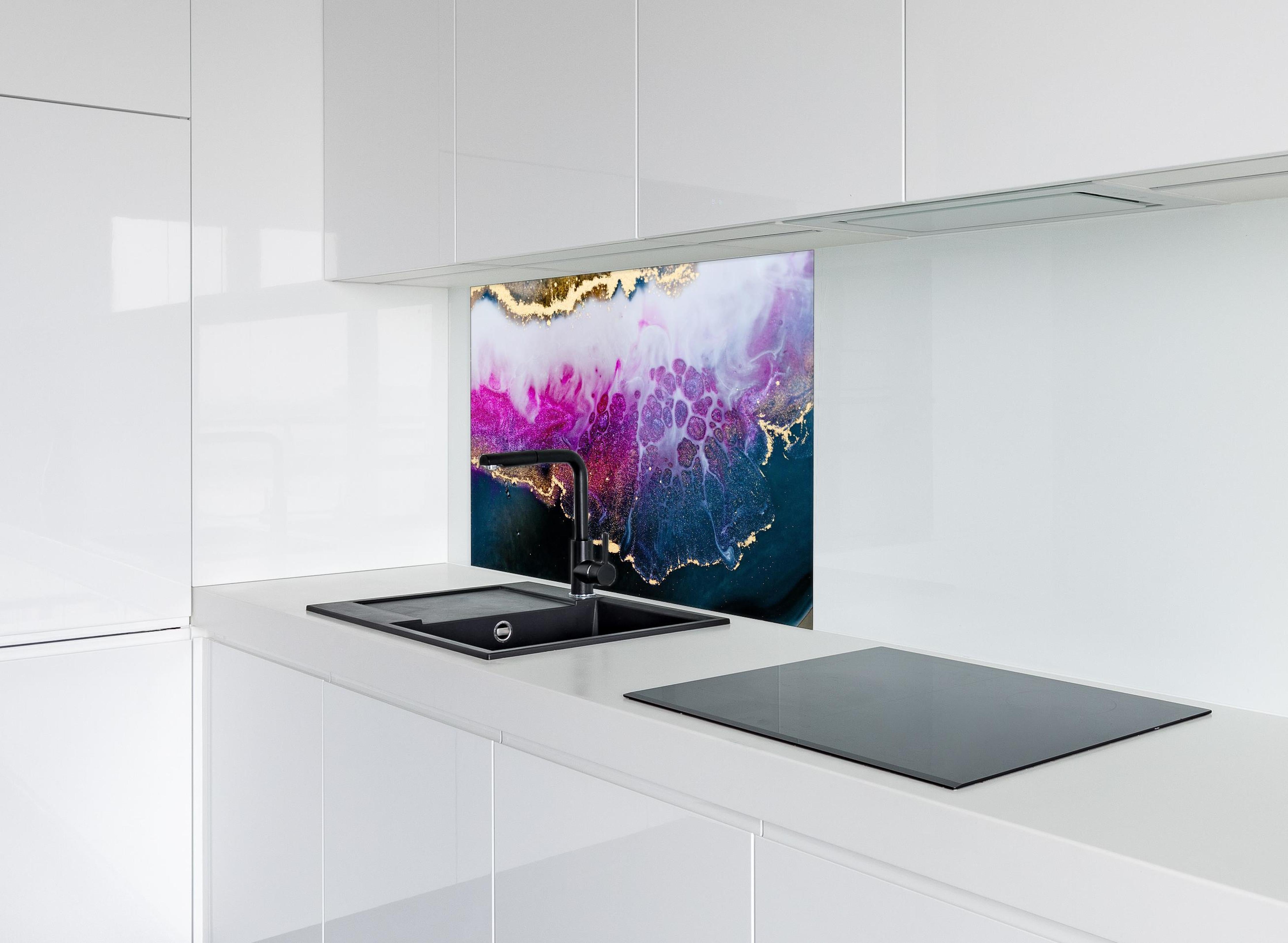 Spritzschutz - Epoxyharz Kunstwerk Lila-Gold Abstraktion hinter einem Cerankochfeld zwischen Holz-Kochutensilien