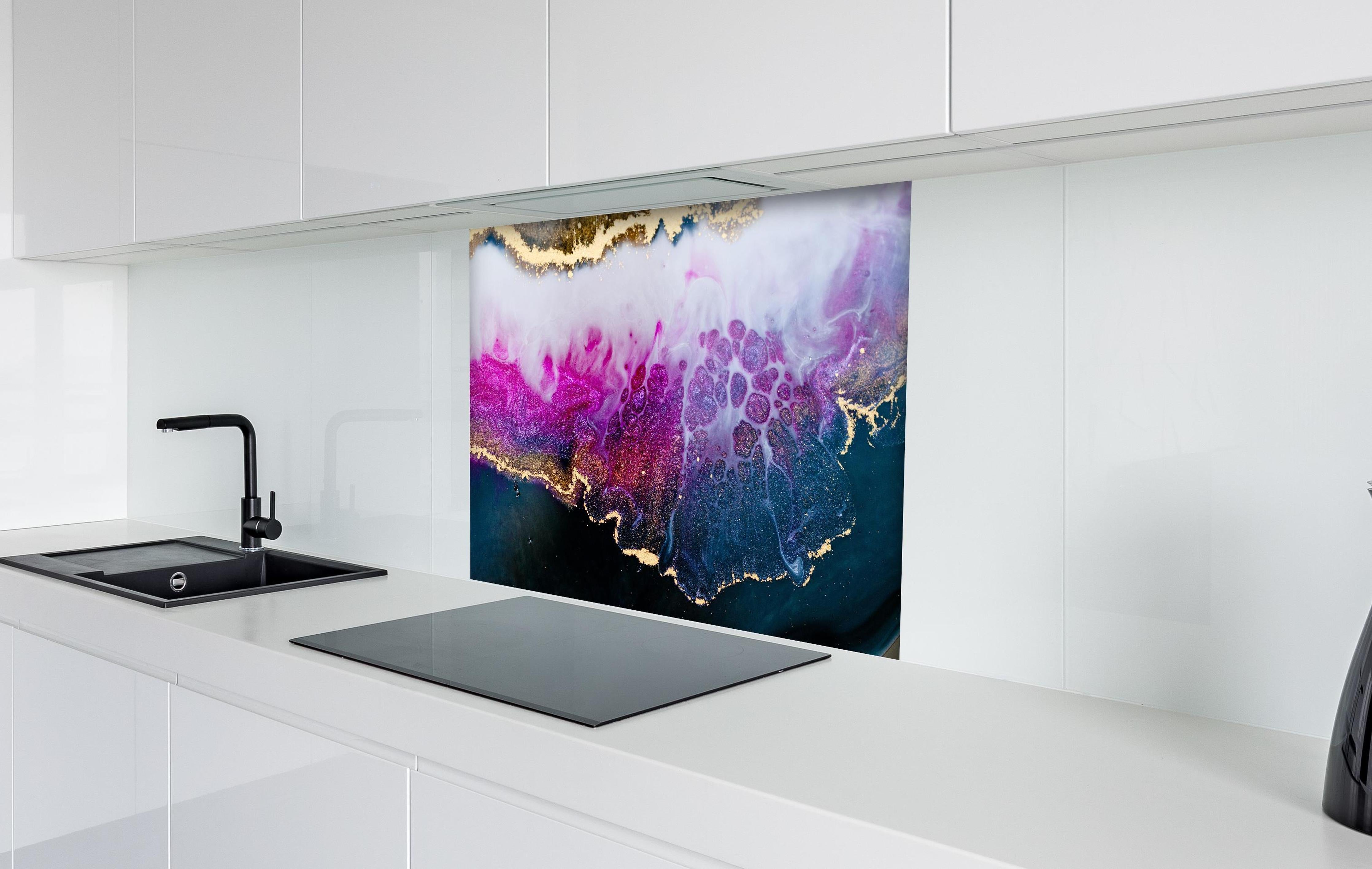 Spritzschutz - Epoxyharz Kunstwerk Lila-Gold Abstraktion hinter einem Cerankochfeld zwischen Holz-Kochutensilien