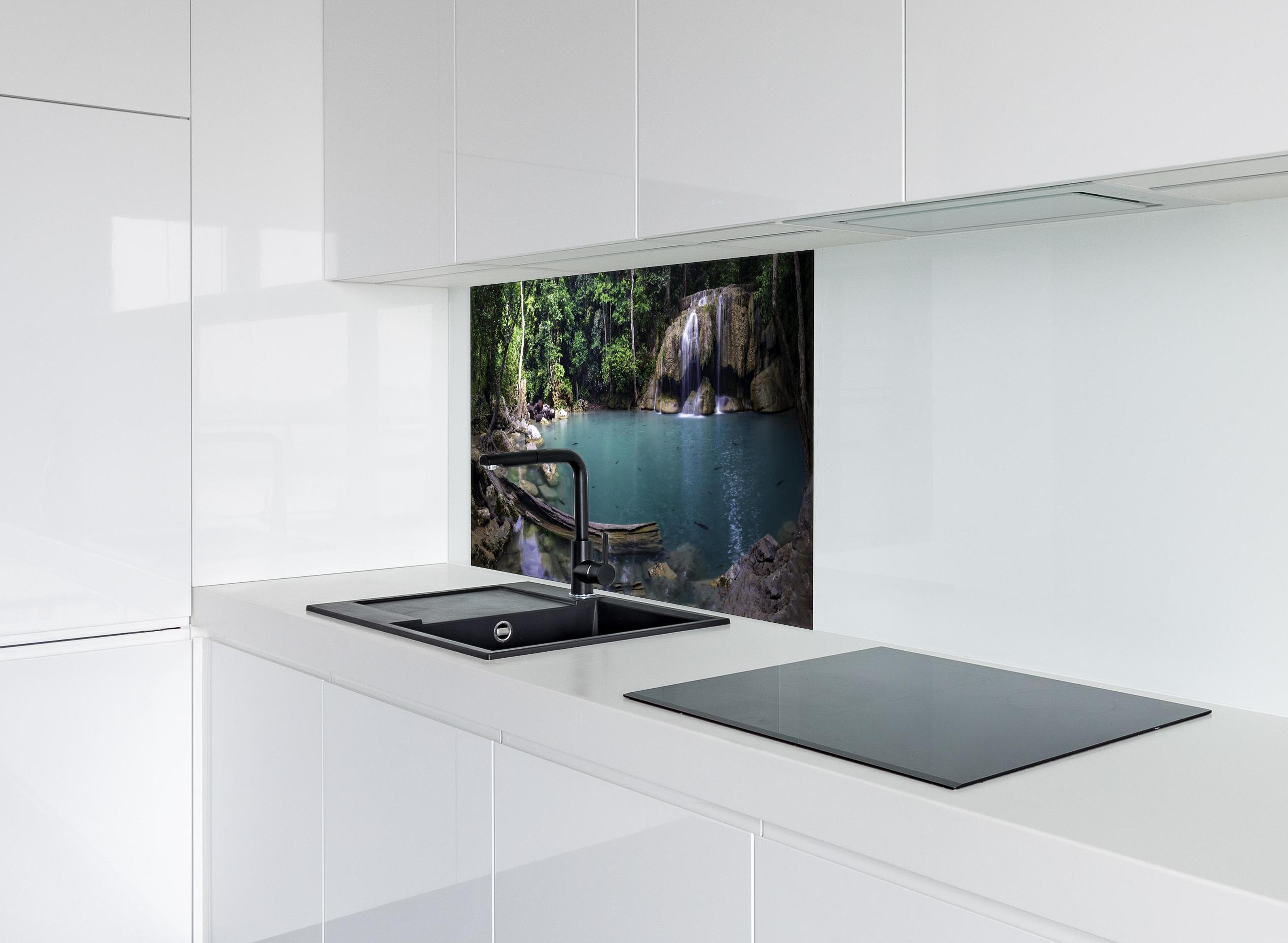 Spritzschutz - Erawan-Wasserfall im tropischen Dschungel Surrou hinter einem Cerankochfeld zwischen Holz-Kochutensilien