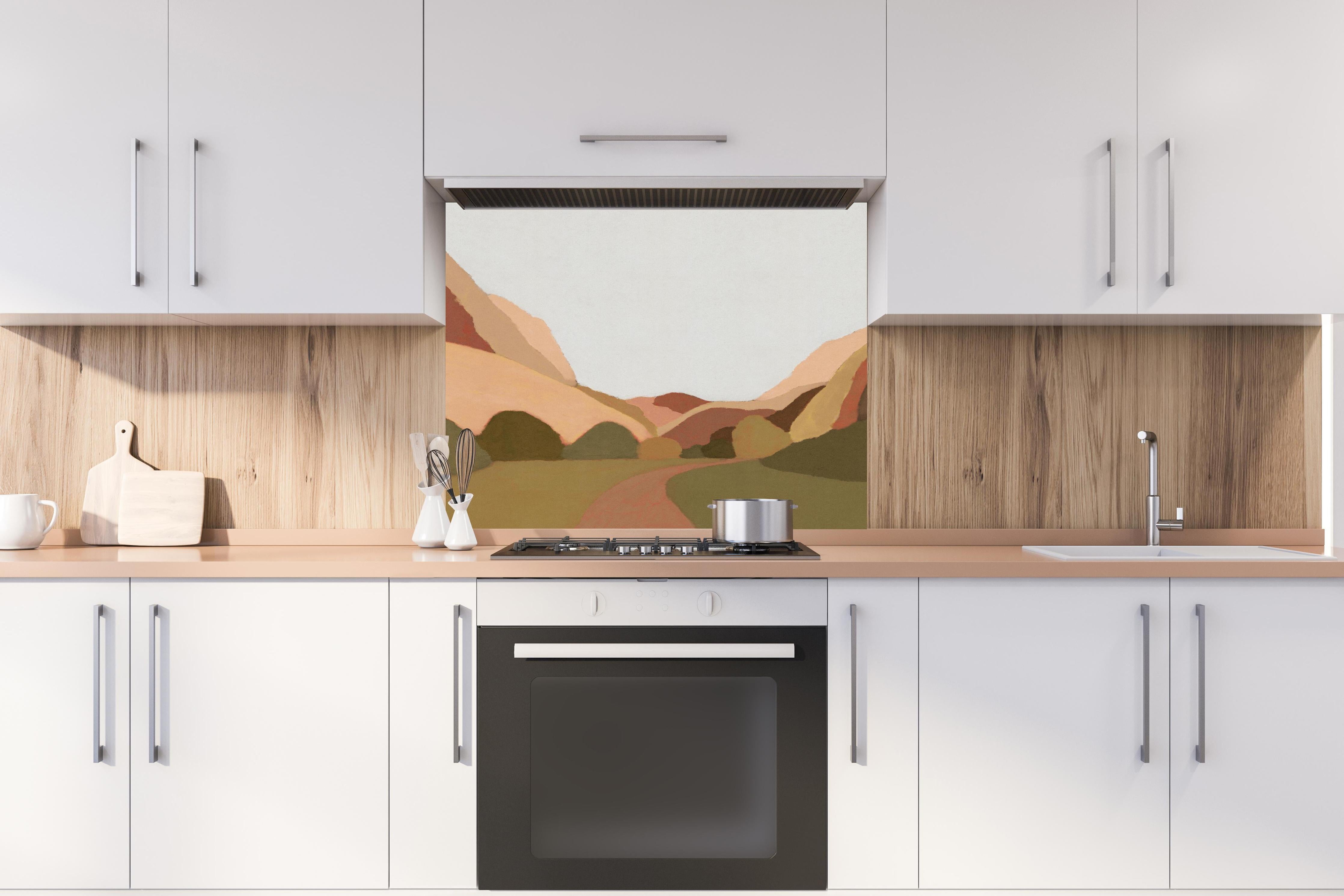 Spritzschutz - Erde Töne Berge Wald Digitalkunst hinter einem Cerankochfeld zwischen Holz-Kochutensilien