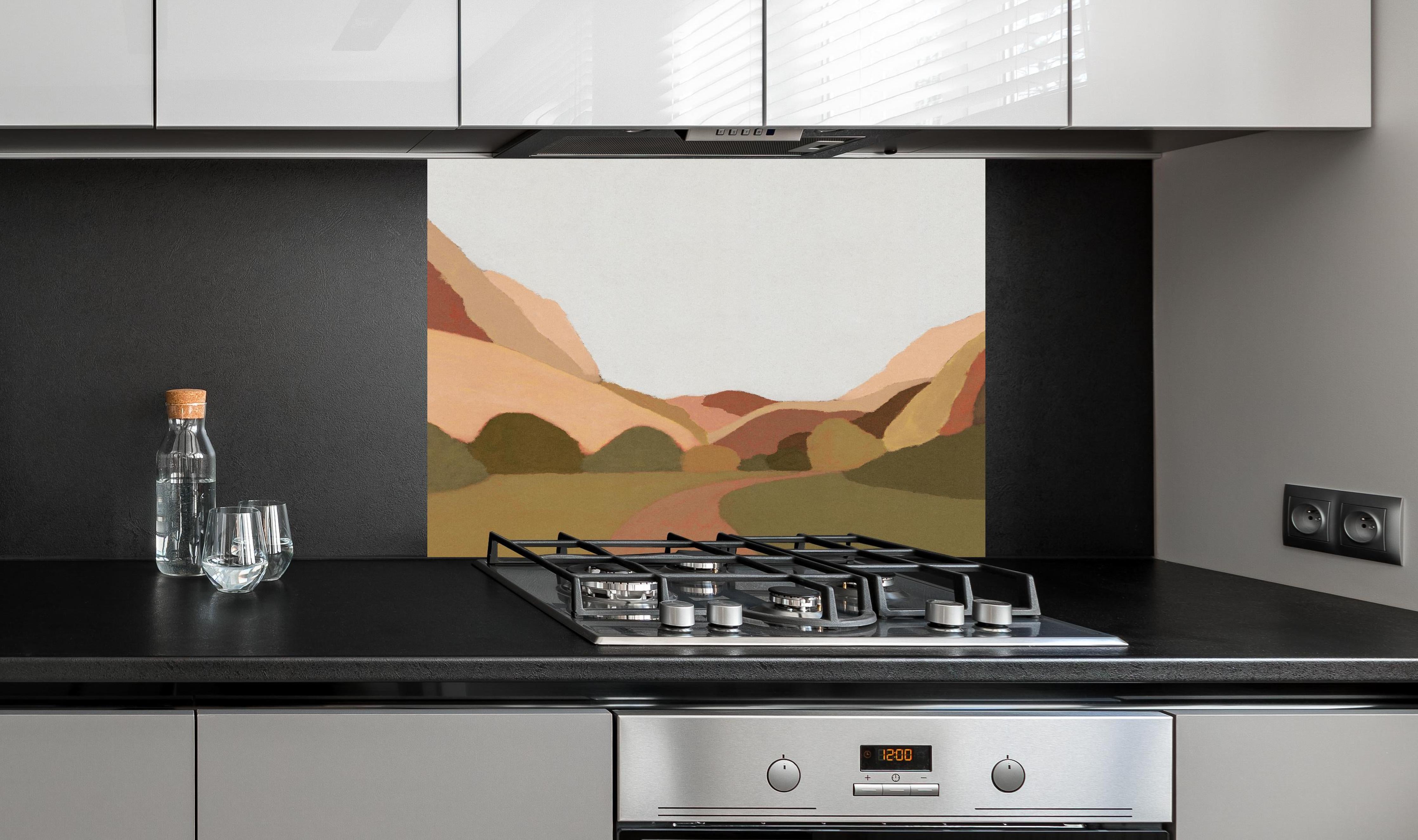 Spritzschutz - Erde Töne Berge Wald Digitalkunst hinter einem Cerankochfeld zwischen Holz-Kochutensilien