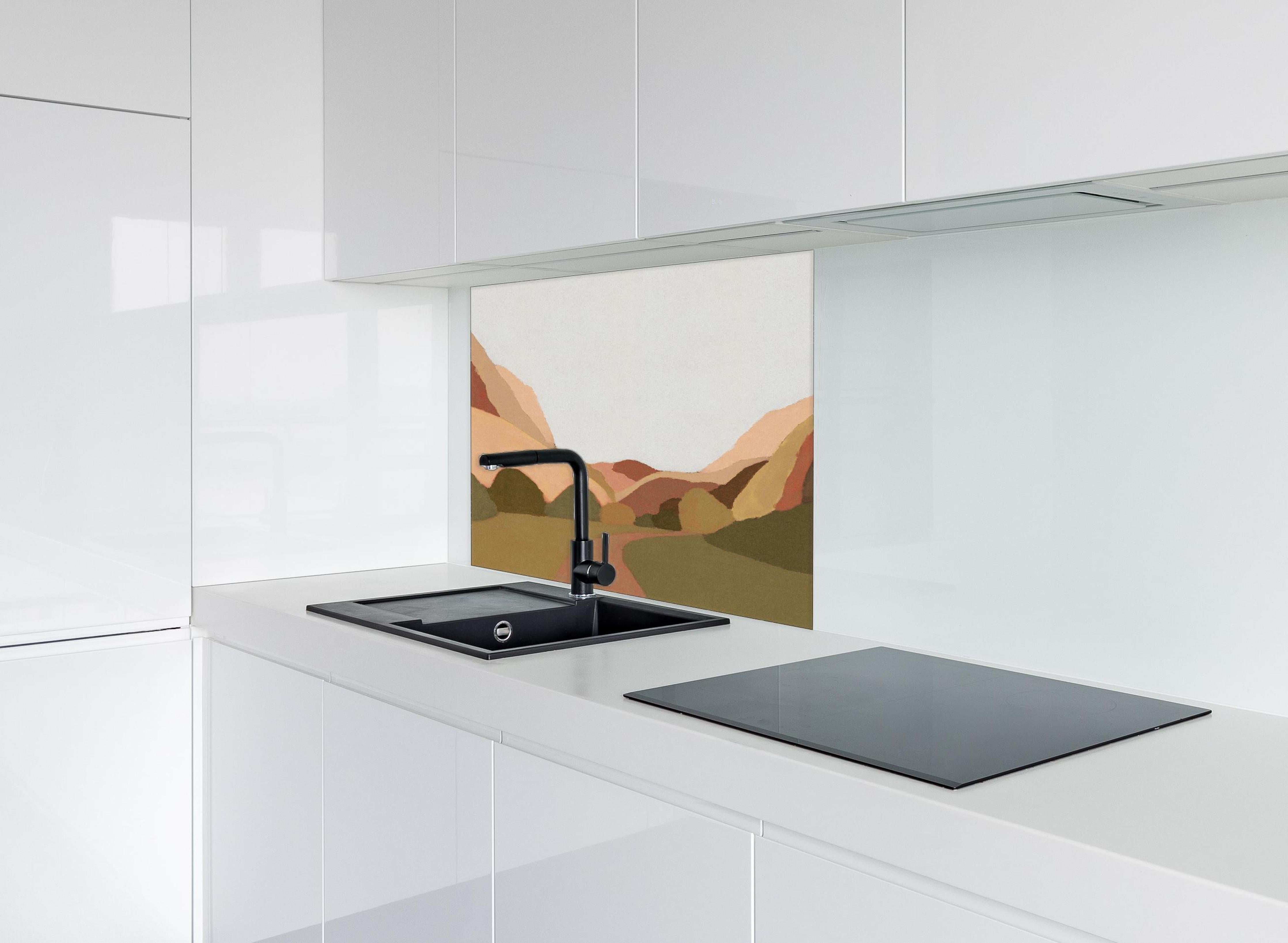 Spritzschutz - Erde Töne Berge Wald Digitalkunst hinter einem Cerankochfeld zwischen Holz-Kochutensilien