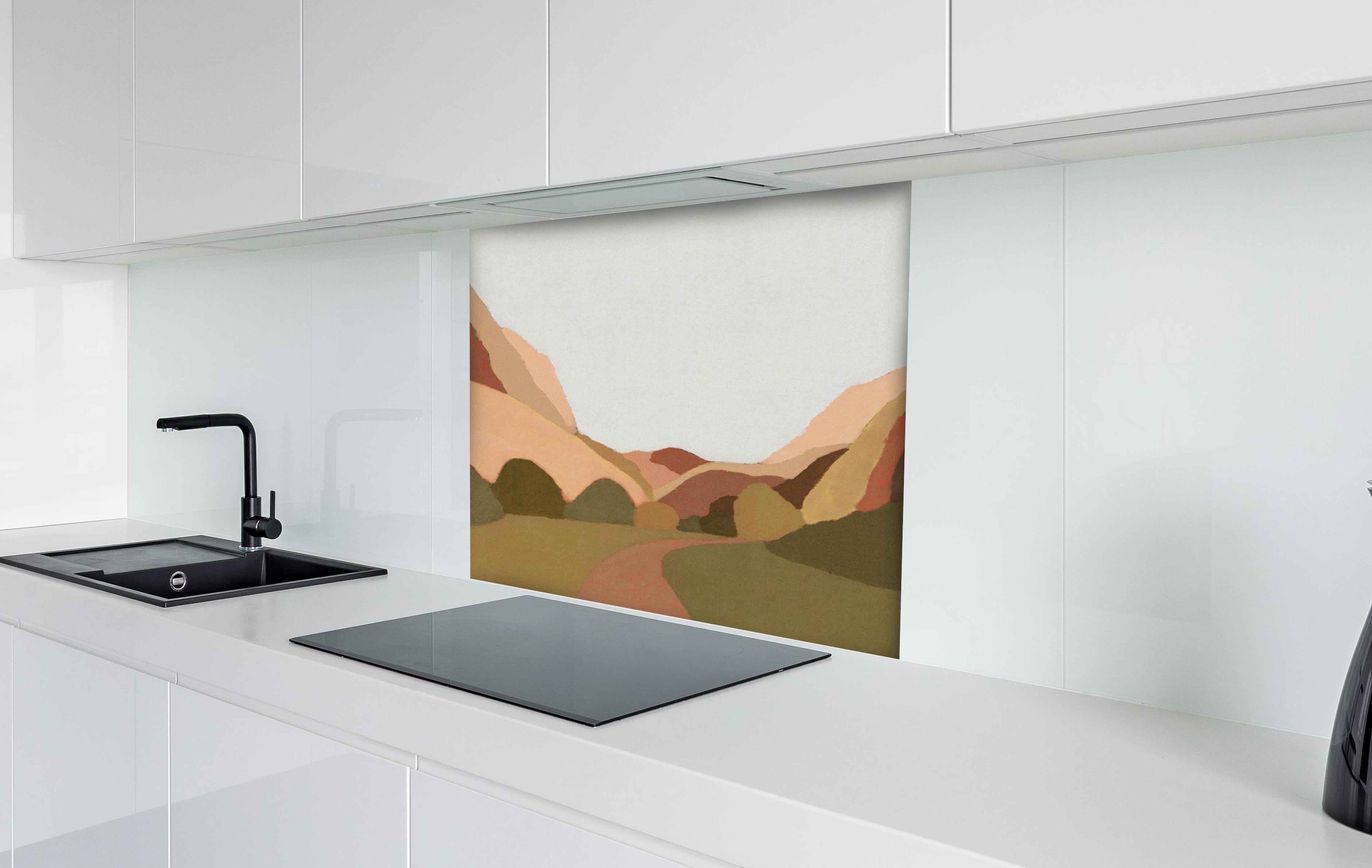 Spritzschutz - Erde Töne Berge Wald Digitalkunst hinter einem Cerankochfeld zwischen Holz-Kochutensilien