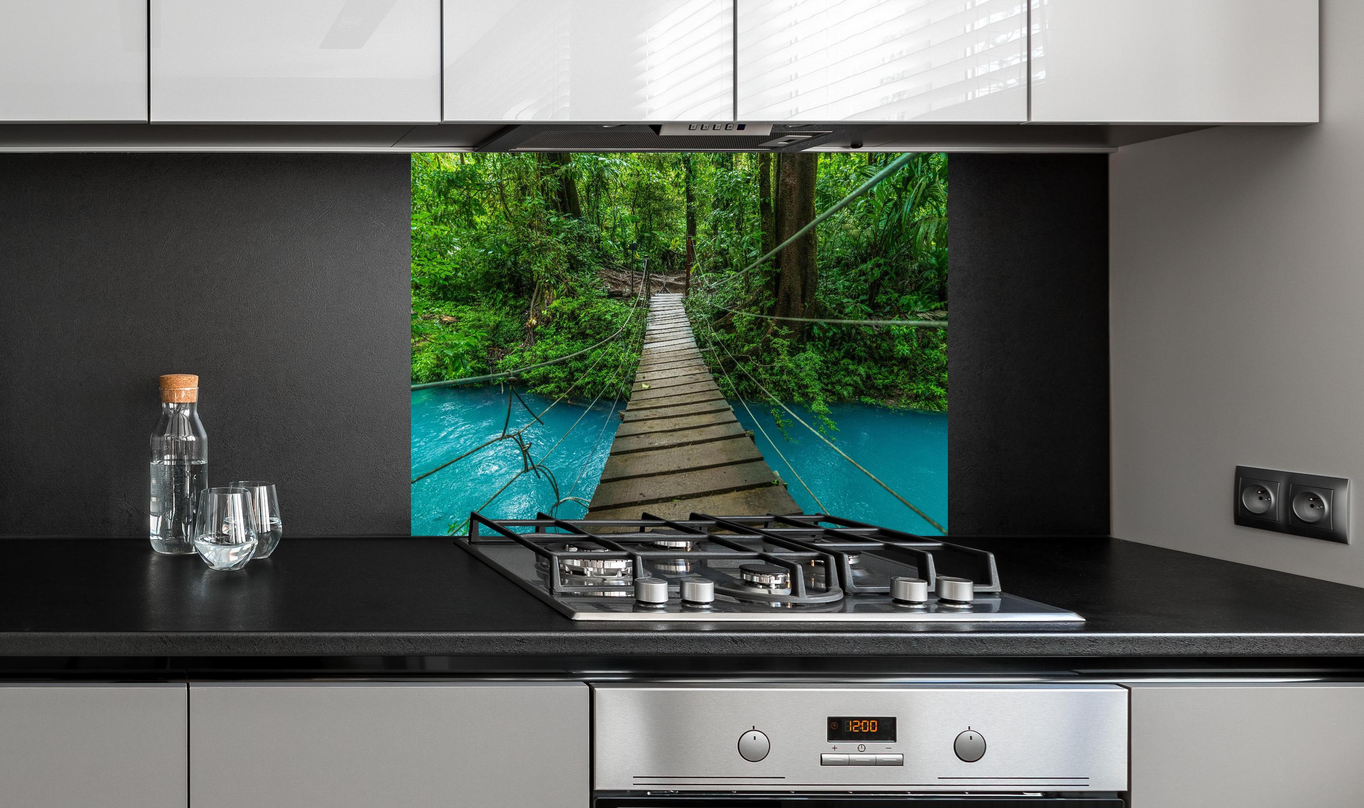 Spritzschutz - Erlebe Türkisblaues Wasser im Dschungel Costa Ricas hinter einem Cerankochfeld zwischen Holz-Kochutensilien