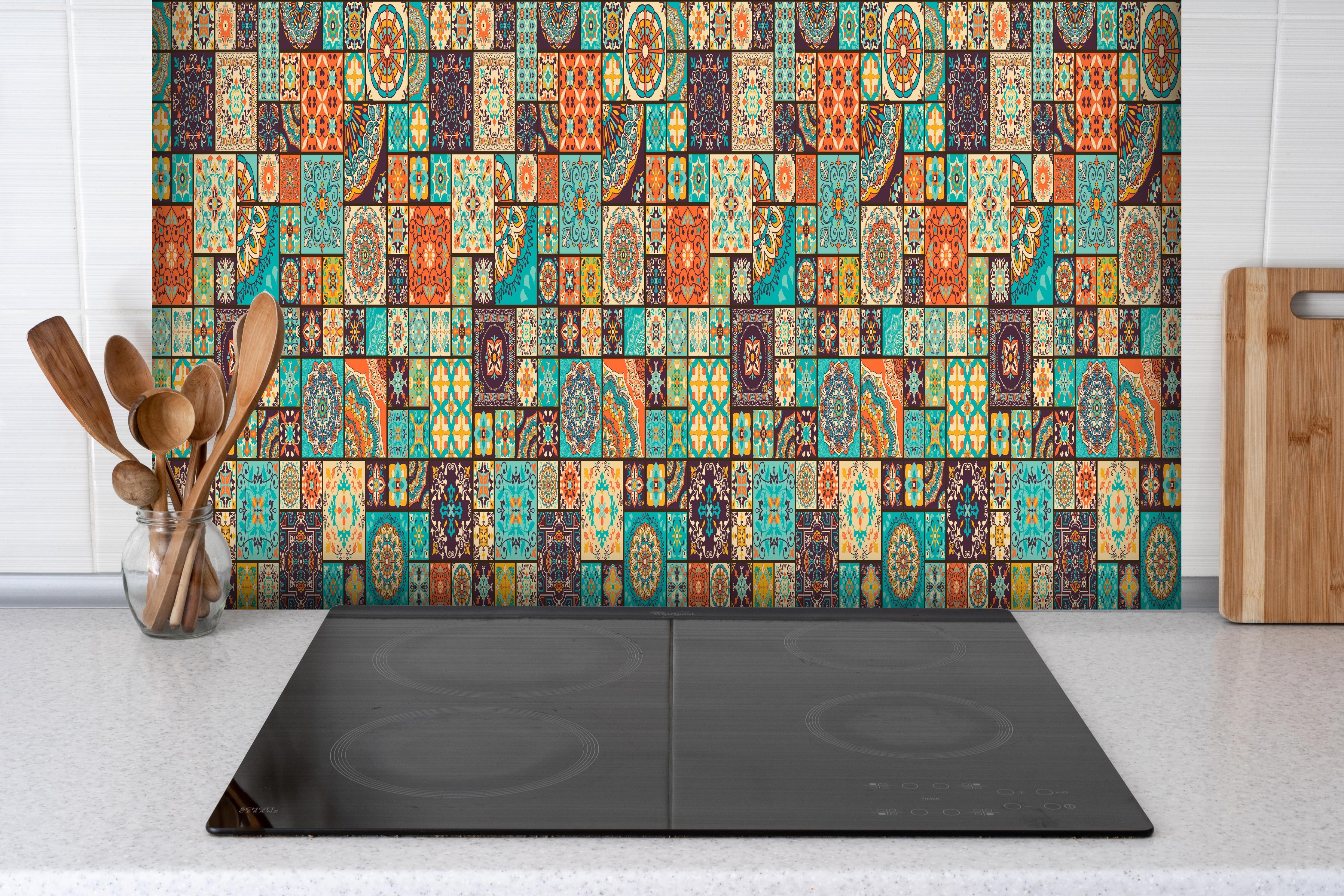 Spritzschutz - Ethnische Muster Vielfalt Farbpracht hinter einem Cerankochfeld zwischen Holz-Kochutensilien