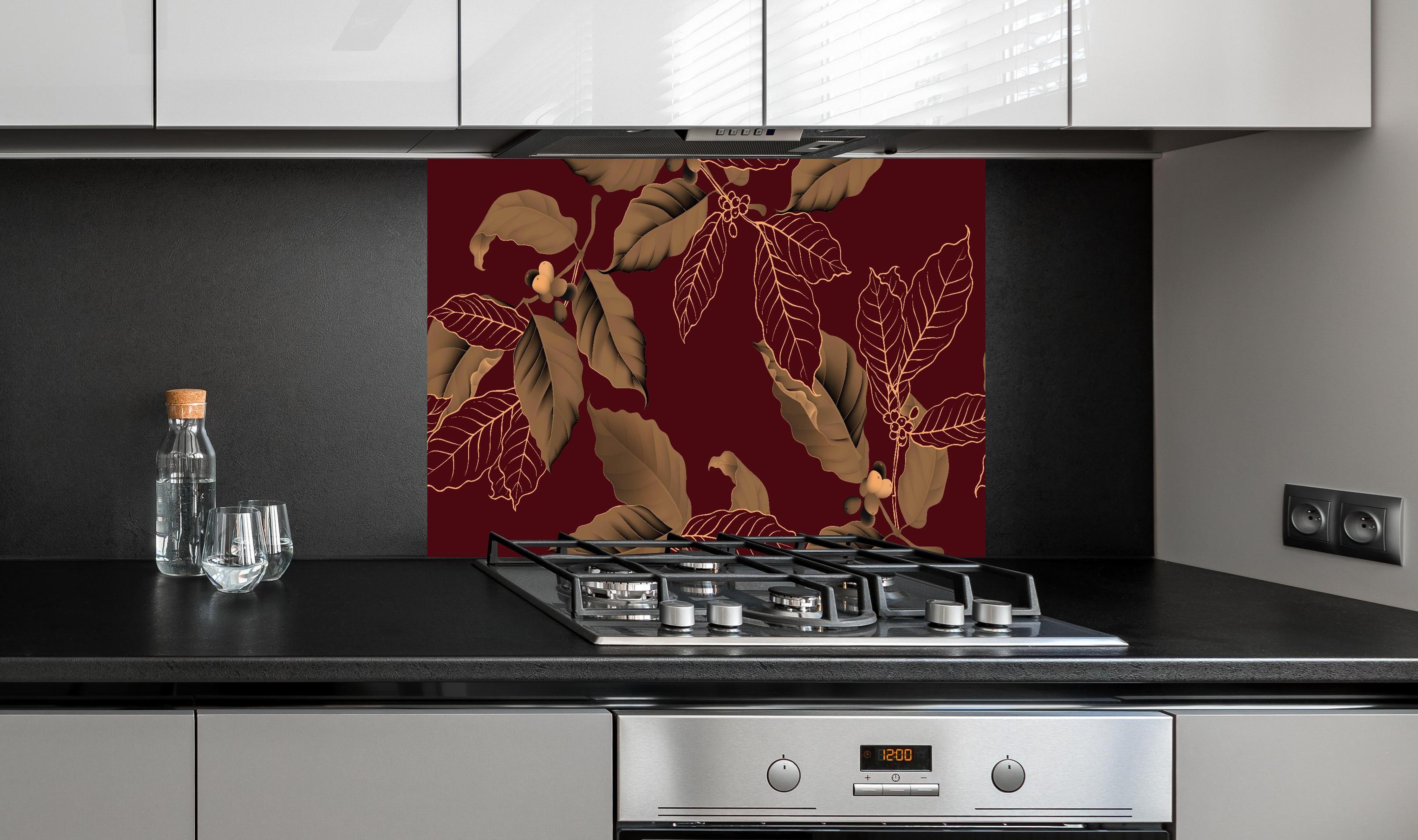 Spritzschutz - Exklusives Kaffeeblätter-Design auf Rot hinter einem Cerankochfeld zwischen Holz-Kochutensilien