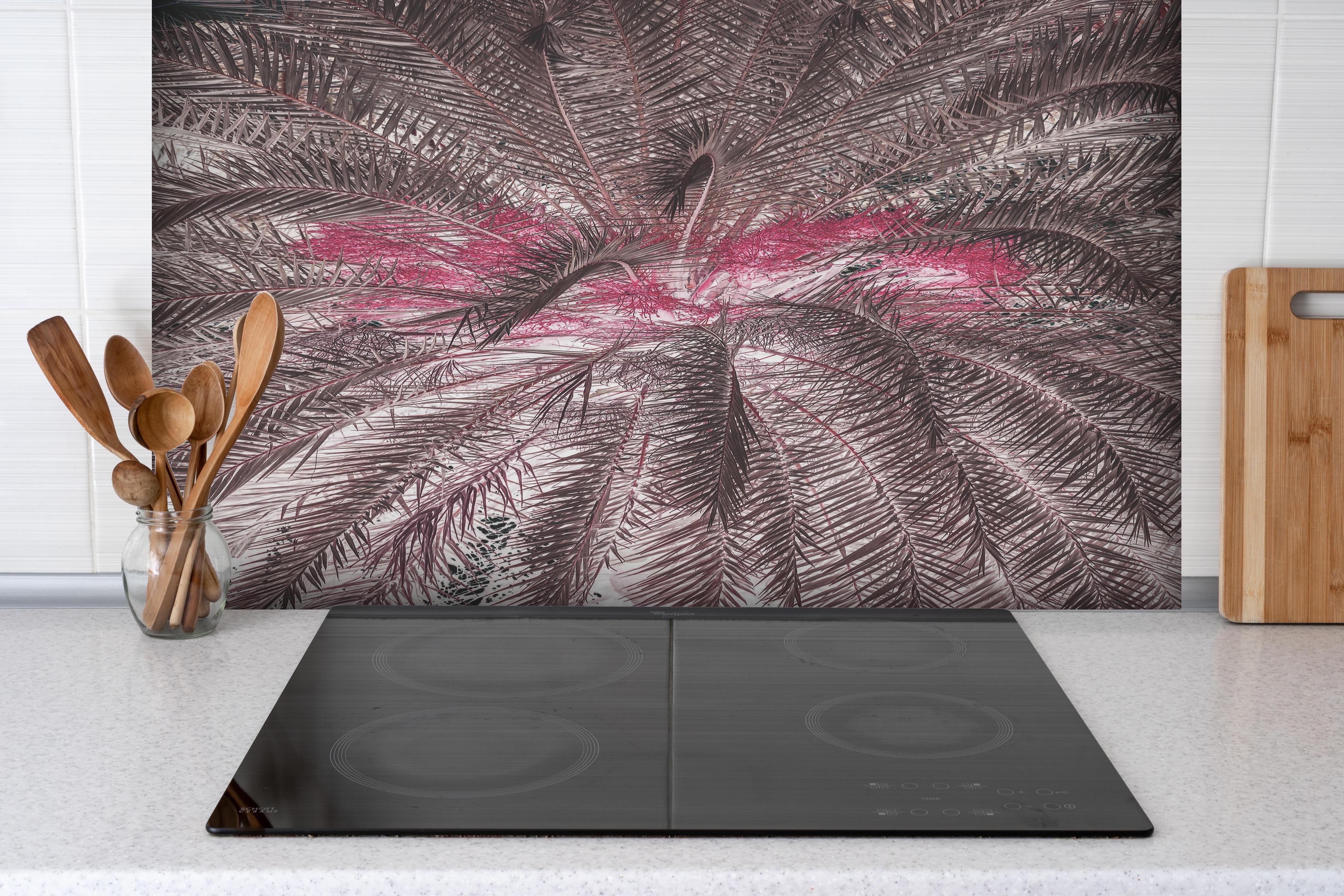 Spritzschutz - Exotic Pink-Purple Palm Texture Close-Up hinter einem Cerankochfeld zwischen Holz-Kochutensilien