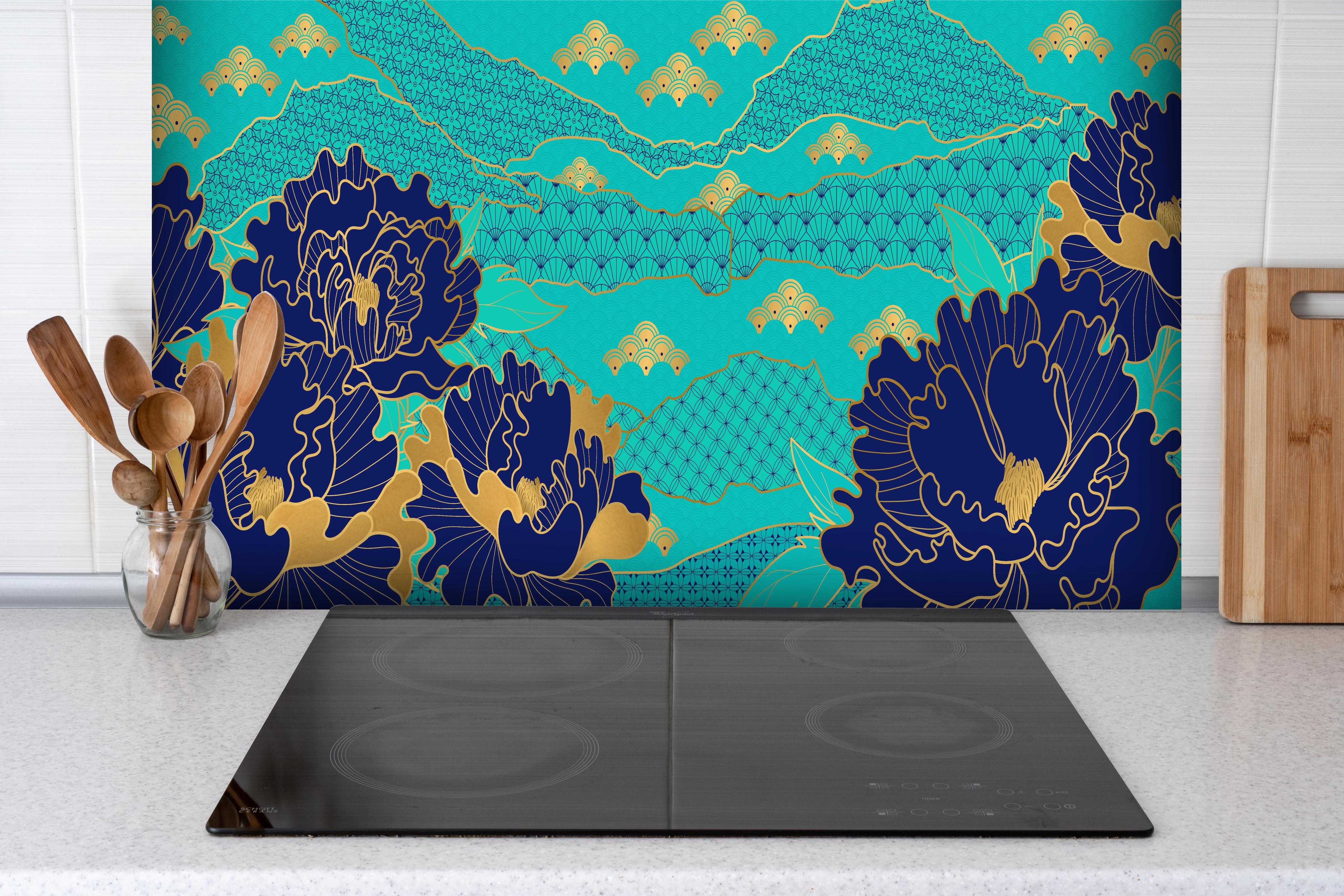 Spritzschutz - Exotische Blumenmuster in Türkis und Blau hinter einem Cerankochfeld zwischen Holz-Kochutensilien