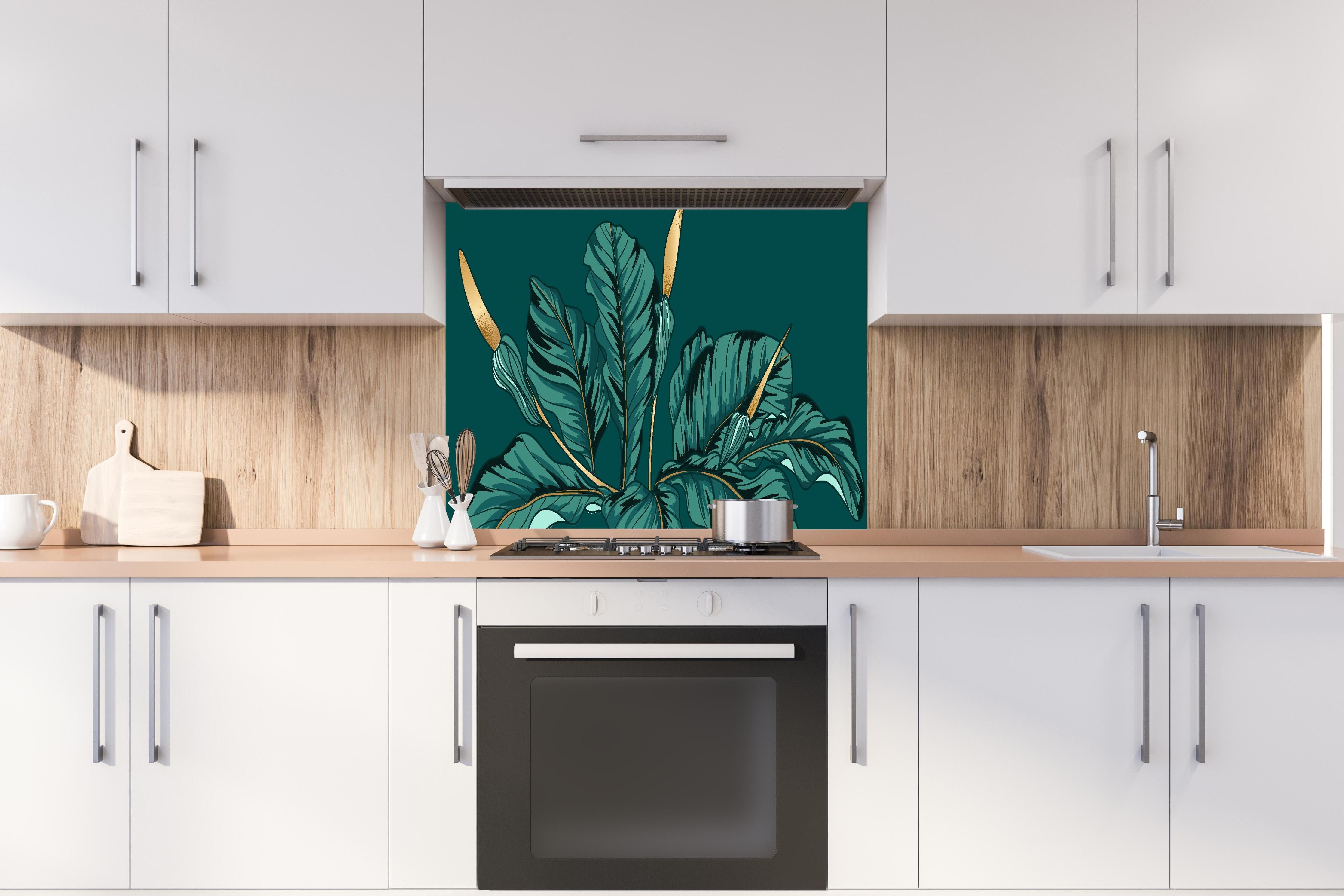 Spritzschutz - Exotische Dschungel-Blatt-Kunstillustration hinter einem Cerankochfeld zwischen Holz-Kochutensilien