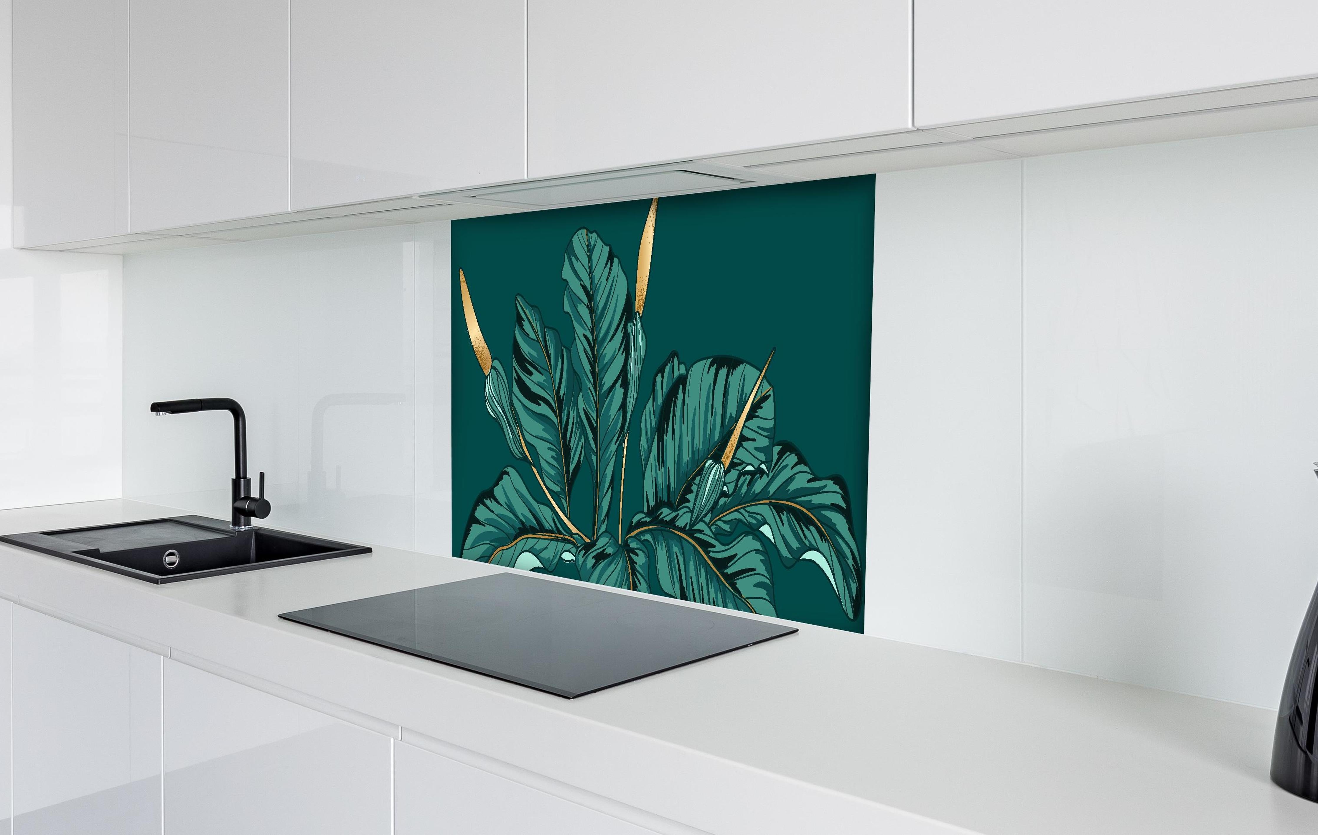 Spritzschutz - Exotische Dschungel-Blatt-Kunstillustration hinter einem Cerankochfeld zwischen Holz-Kochutensilien