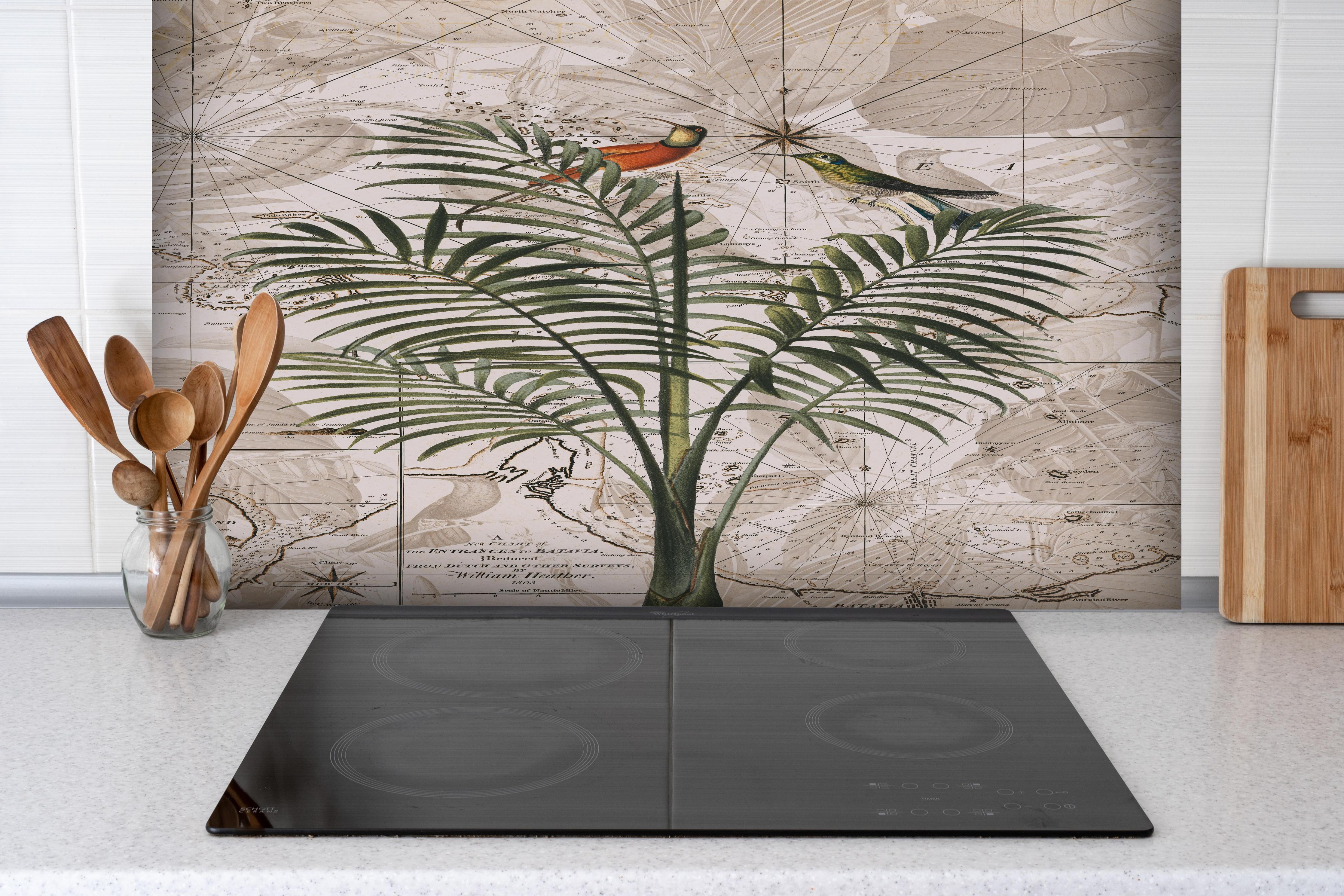 Spritzschutz - Exotische Dschungel Kartenillustration Wandkunst hinter einem Cerankochfeld zwischen Holz-Kochutensilien