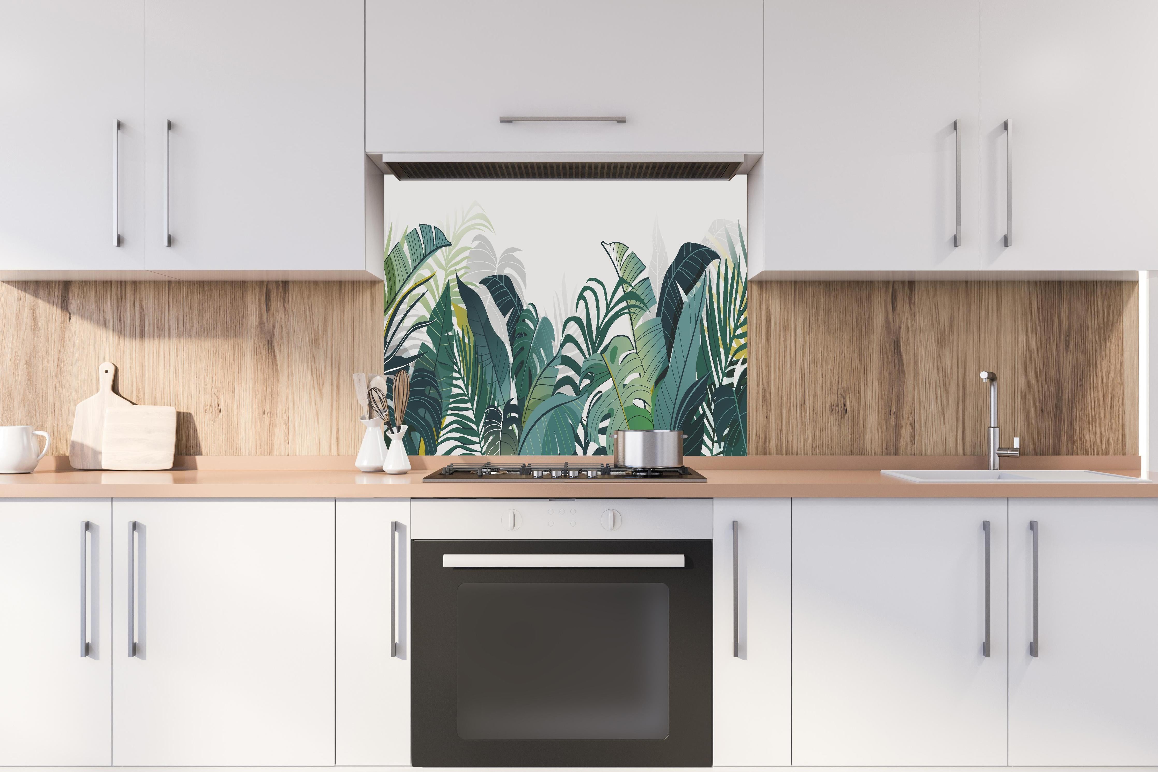 Spritzschutz - Exotische Grünpflanzen Wandkunst Illustration hinter einem Cerankochfeld zwischen Holz-Kochutensilien