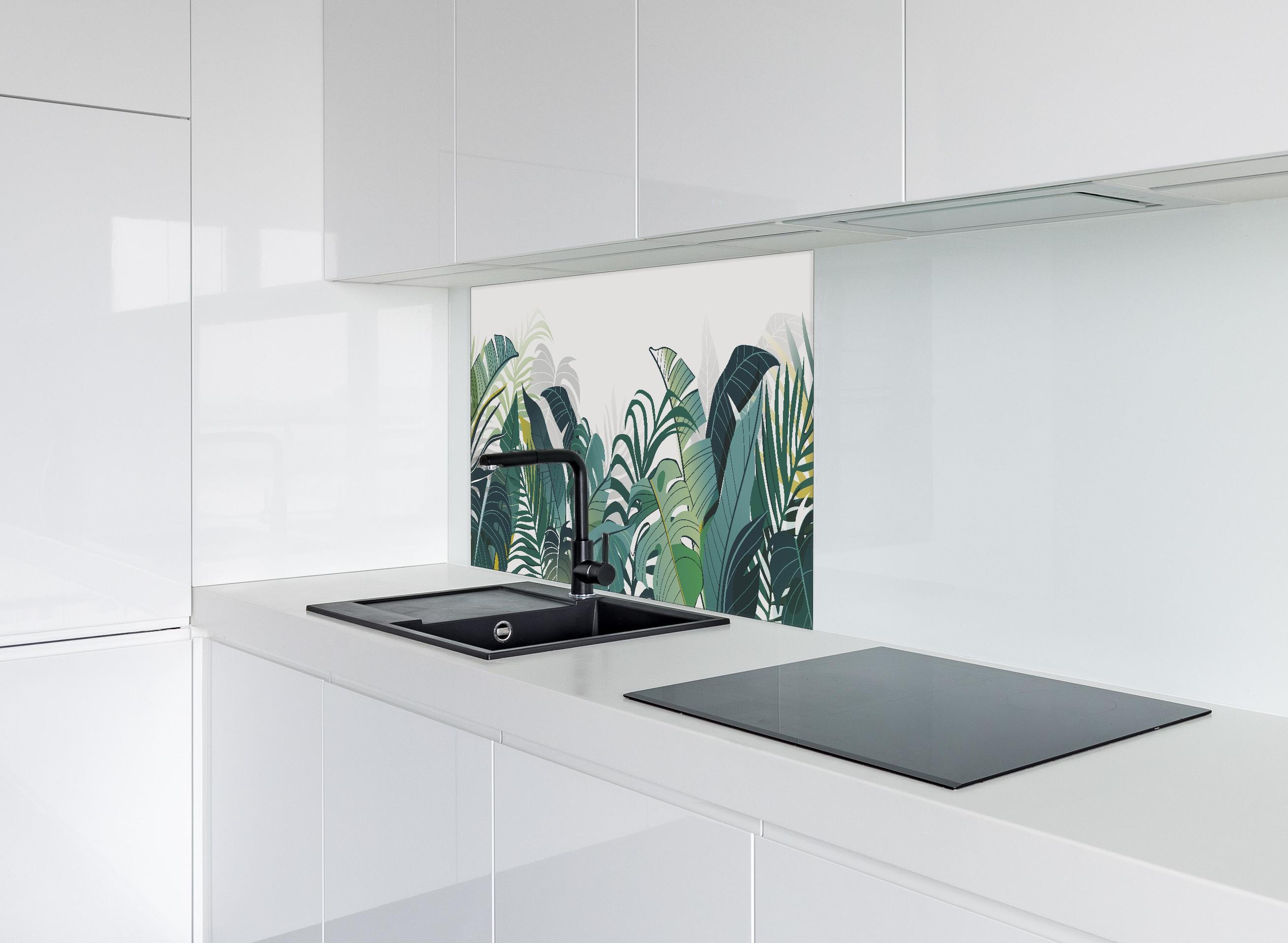 Spritzschutz - Exotische Grünpflanzen Wandkunst Illustration hinter einem Cerankochfeld zwischen Holz-Kochutensilien