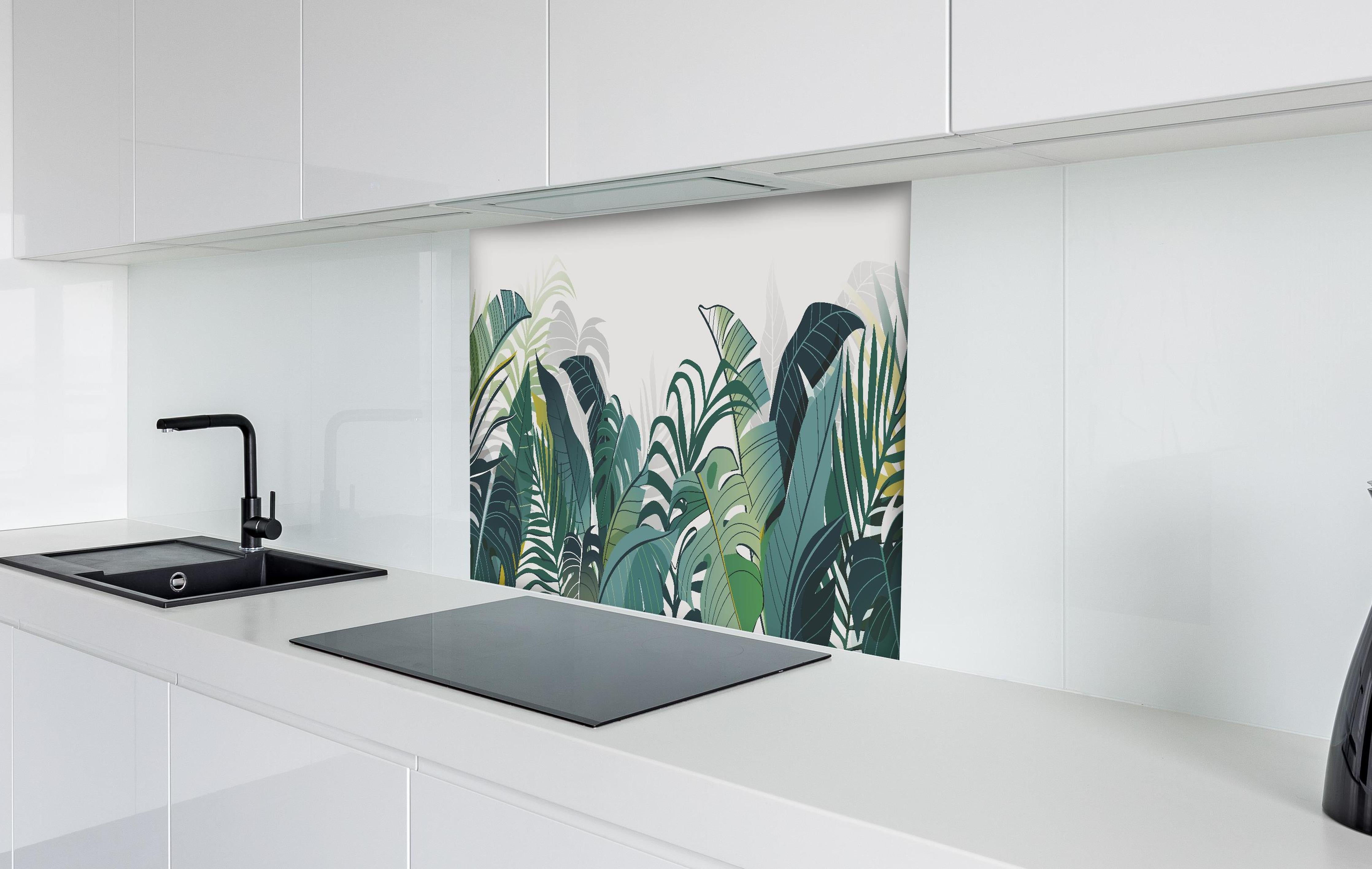 Spritzschutz - Exotische Grünpflanzen Wandkunst Illustration hinter einem Cerankochfeld zwischen Holz-Kochutensilien