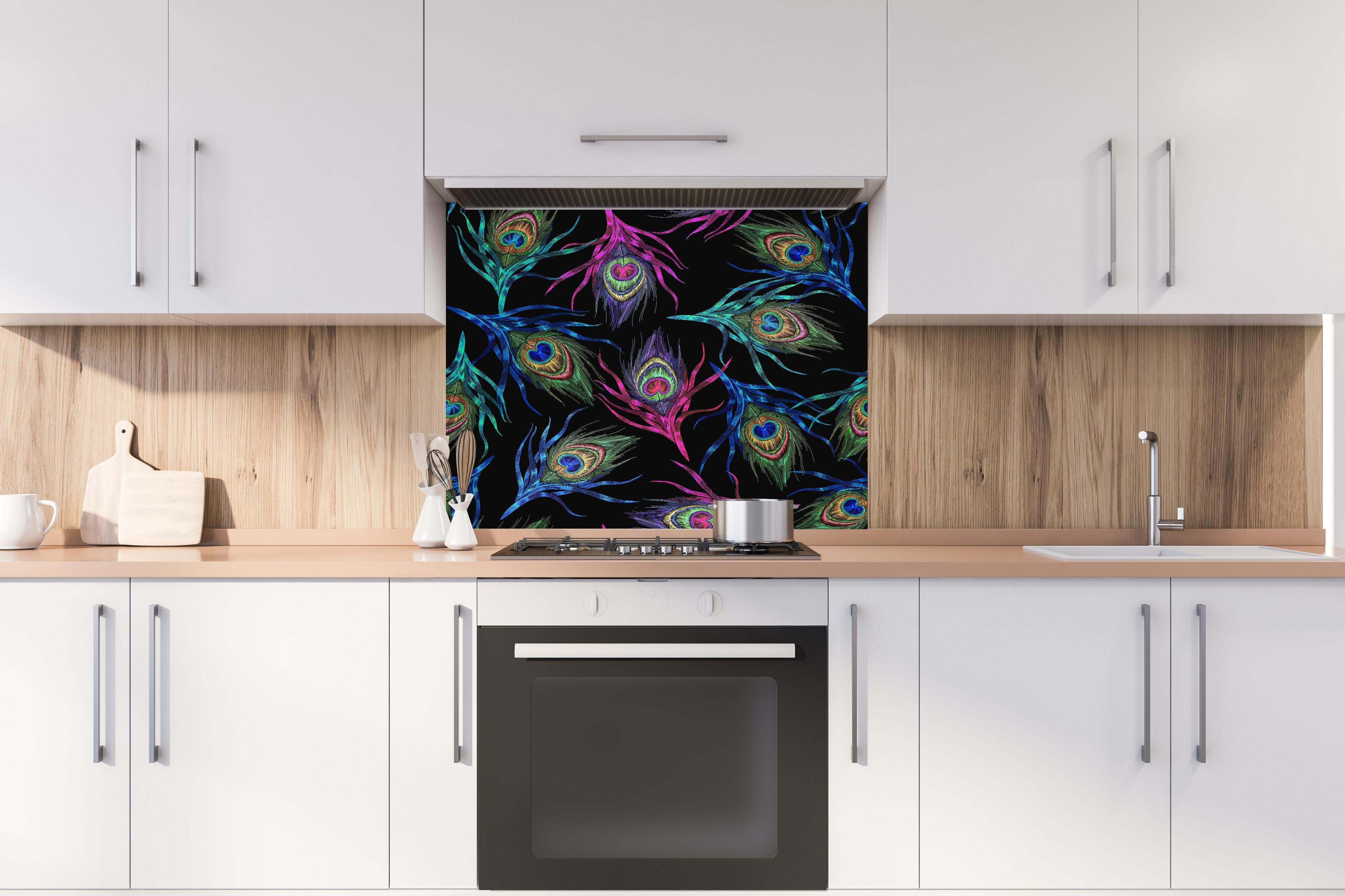 Spritzschutz - Exotische Pfauenfedern Nahtlos Pattern hinter einem Cerankochfeld zwischen Holz-Kochutensilien