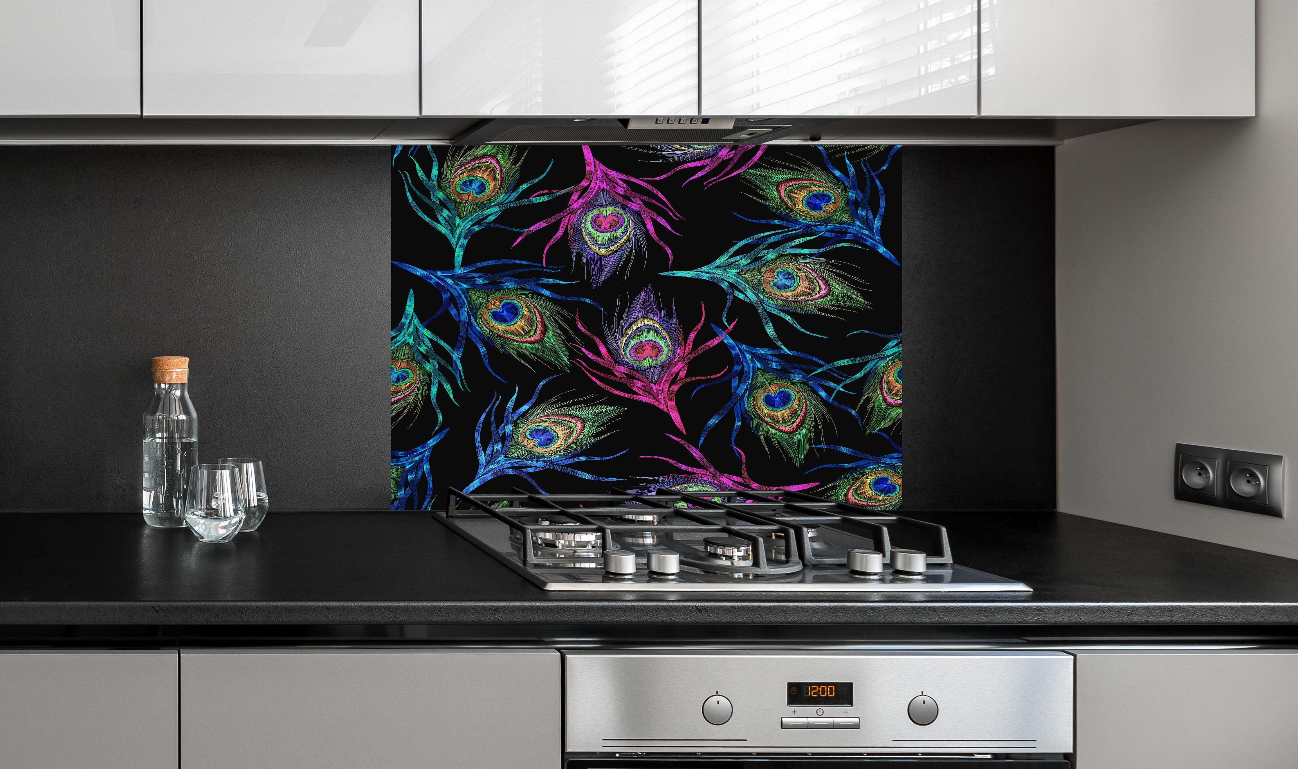 Spritzschutz - Exotische Pfauenfedern Nahtlos Pattern hinter einem Cerankochfeld zwischen Holz-Kochutensilien