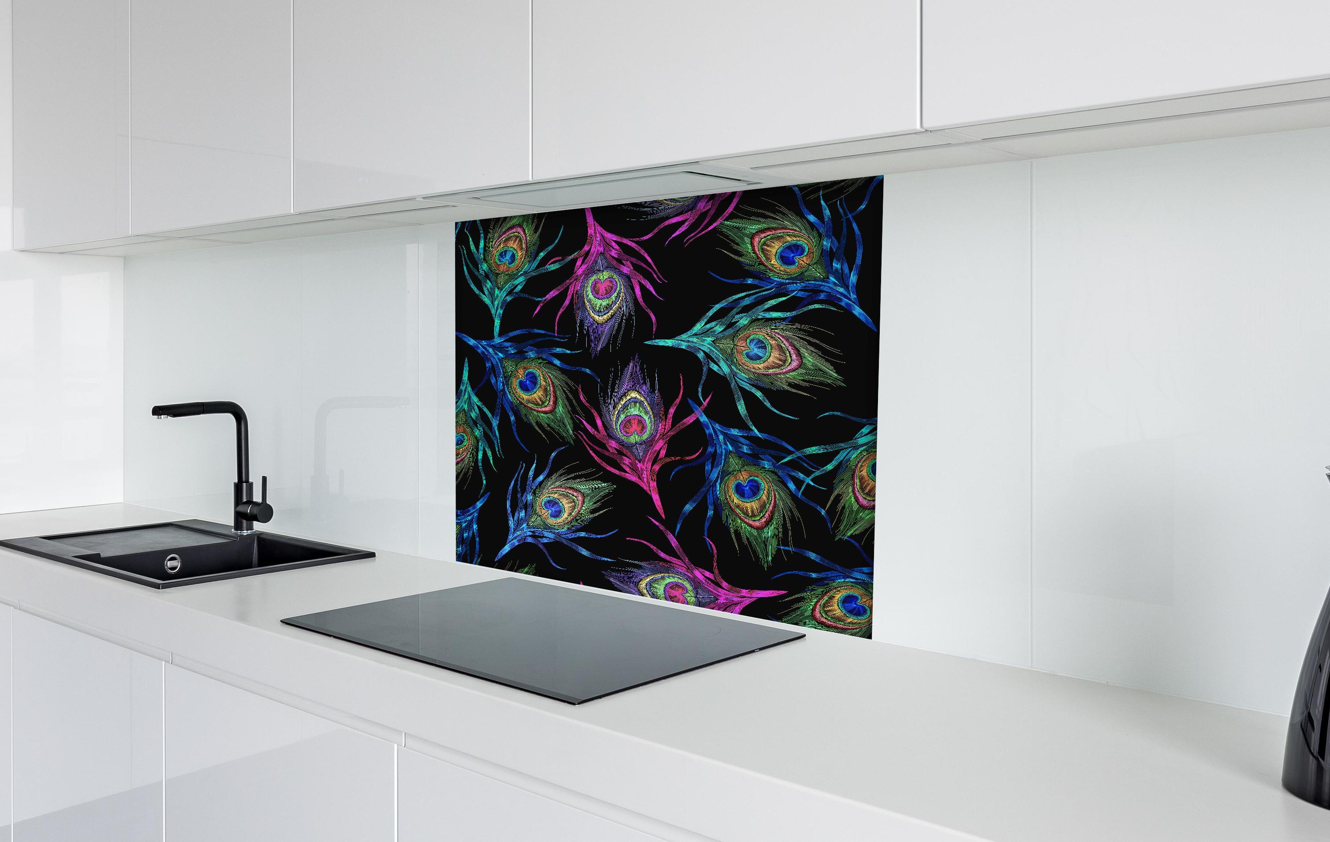 Spritzschutz - Exotische Pfauenfedern Nahtlos Pattern hinter einem Cerankochfeld zwischen Holz-Kochutensilien