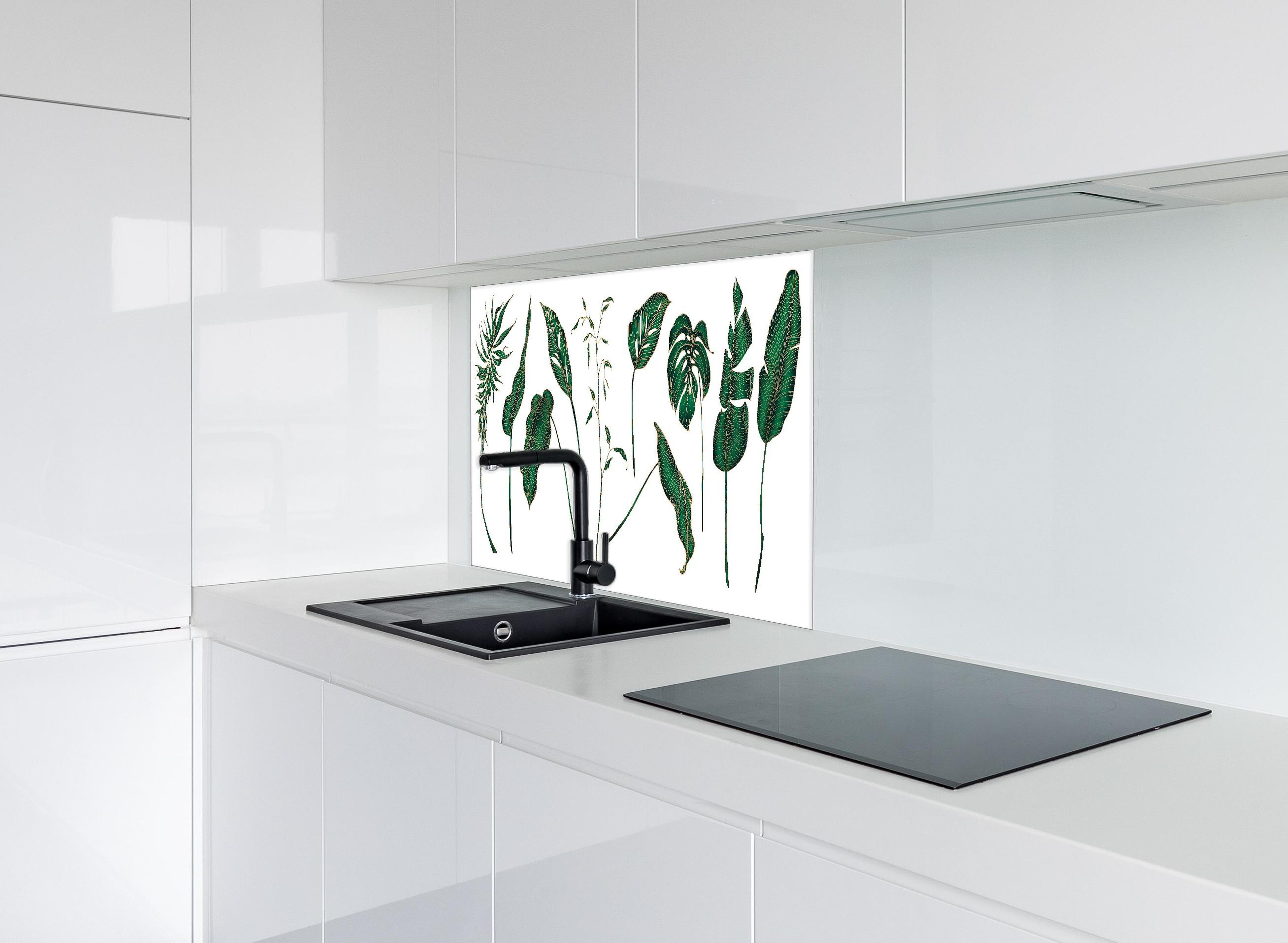 Spritzschutz - Exotische Pflanzenmotive in Grün hinter einem Cerankochfeld zwischen Holz-Kochutensilien