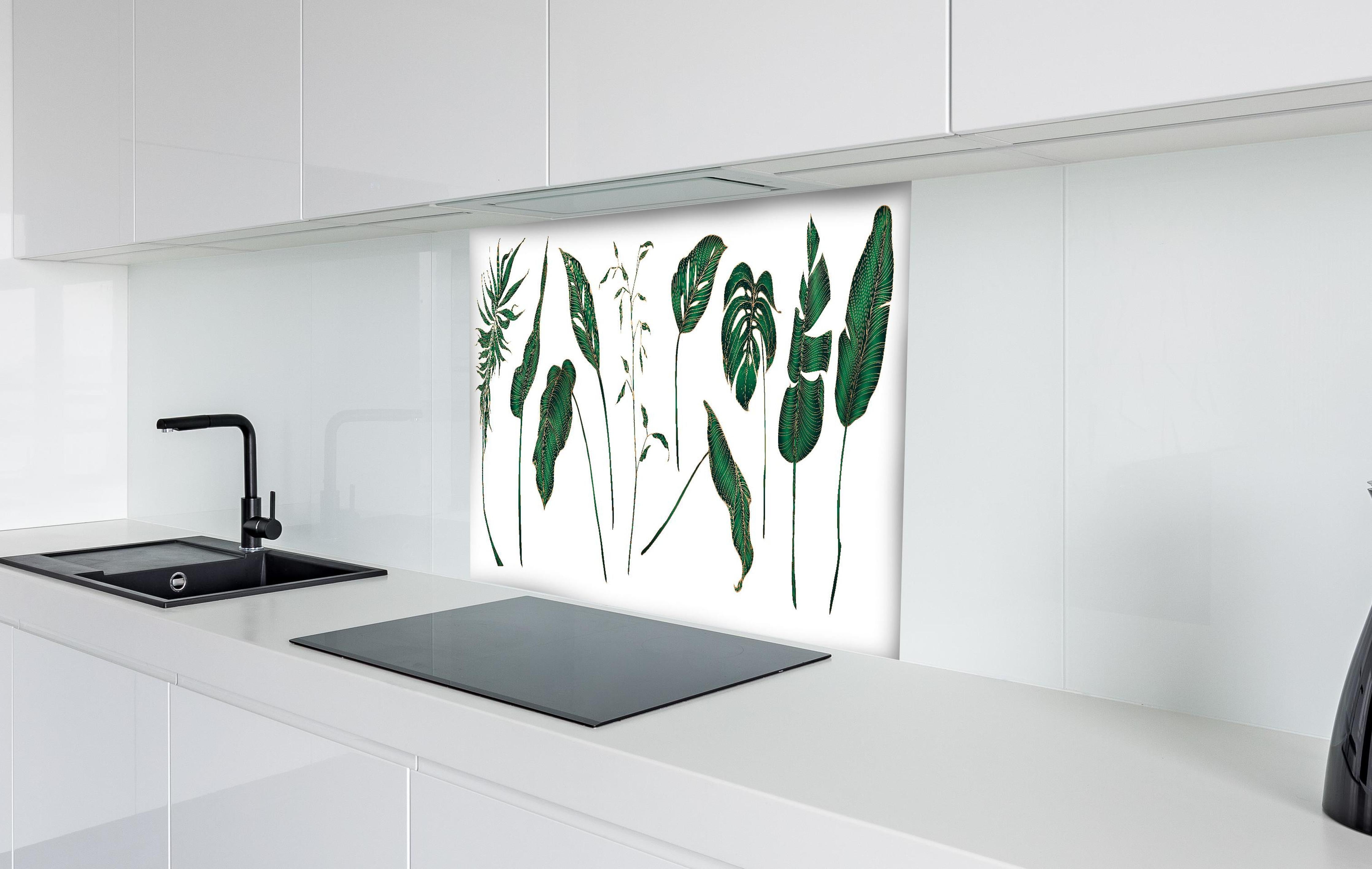 Spritzschutz - Exotische Pflanzenmotive in Grün hinter einem Cerankochfeld zwischen Holz-Kochutensilien