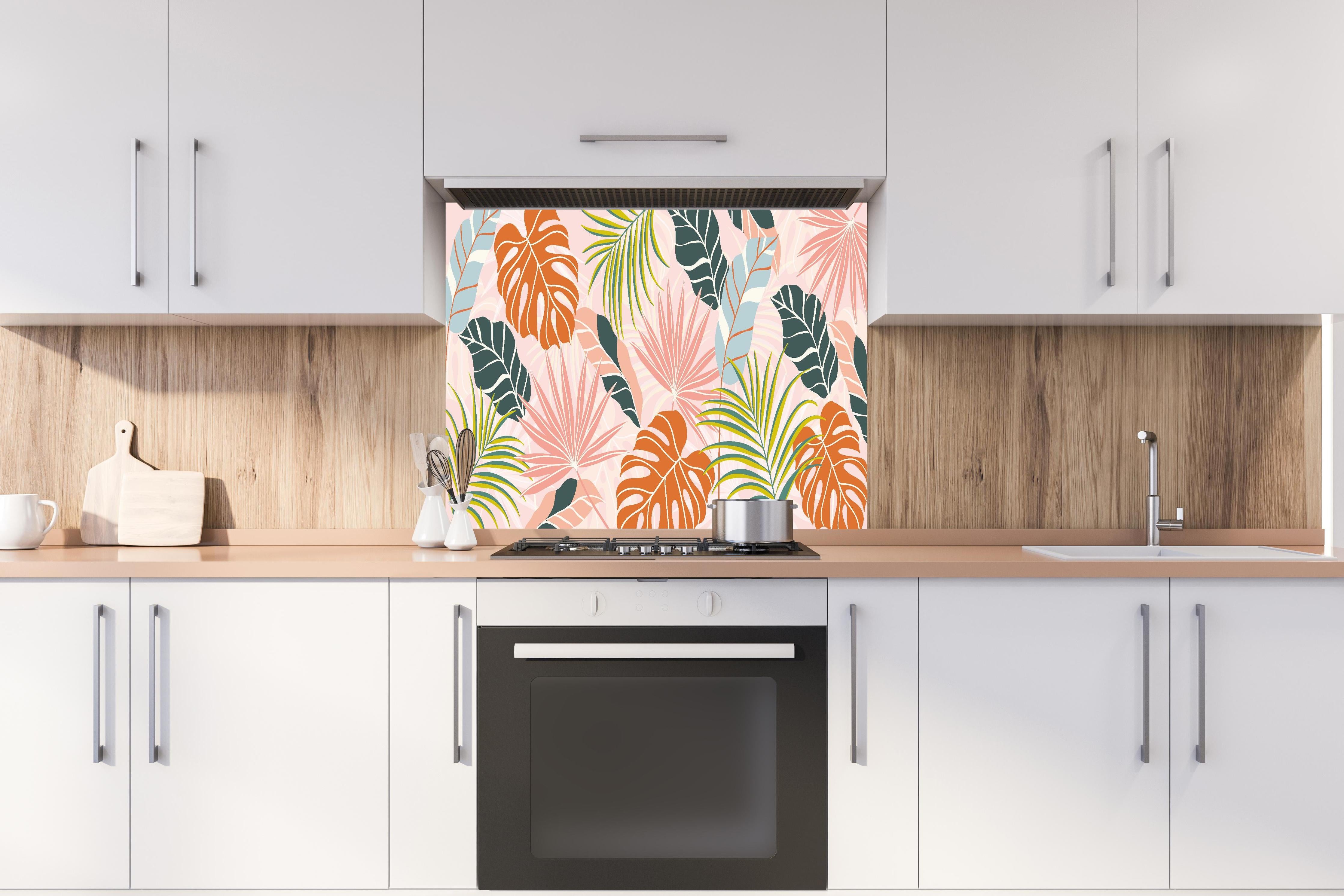 Spritzschutz - Exotische Pflanzenmuster Pastellfarben Tapete hinter einem Cerankochfeld zwischen Holz-Kochutensilien