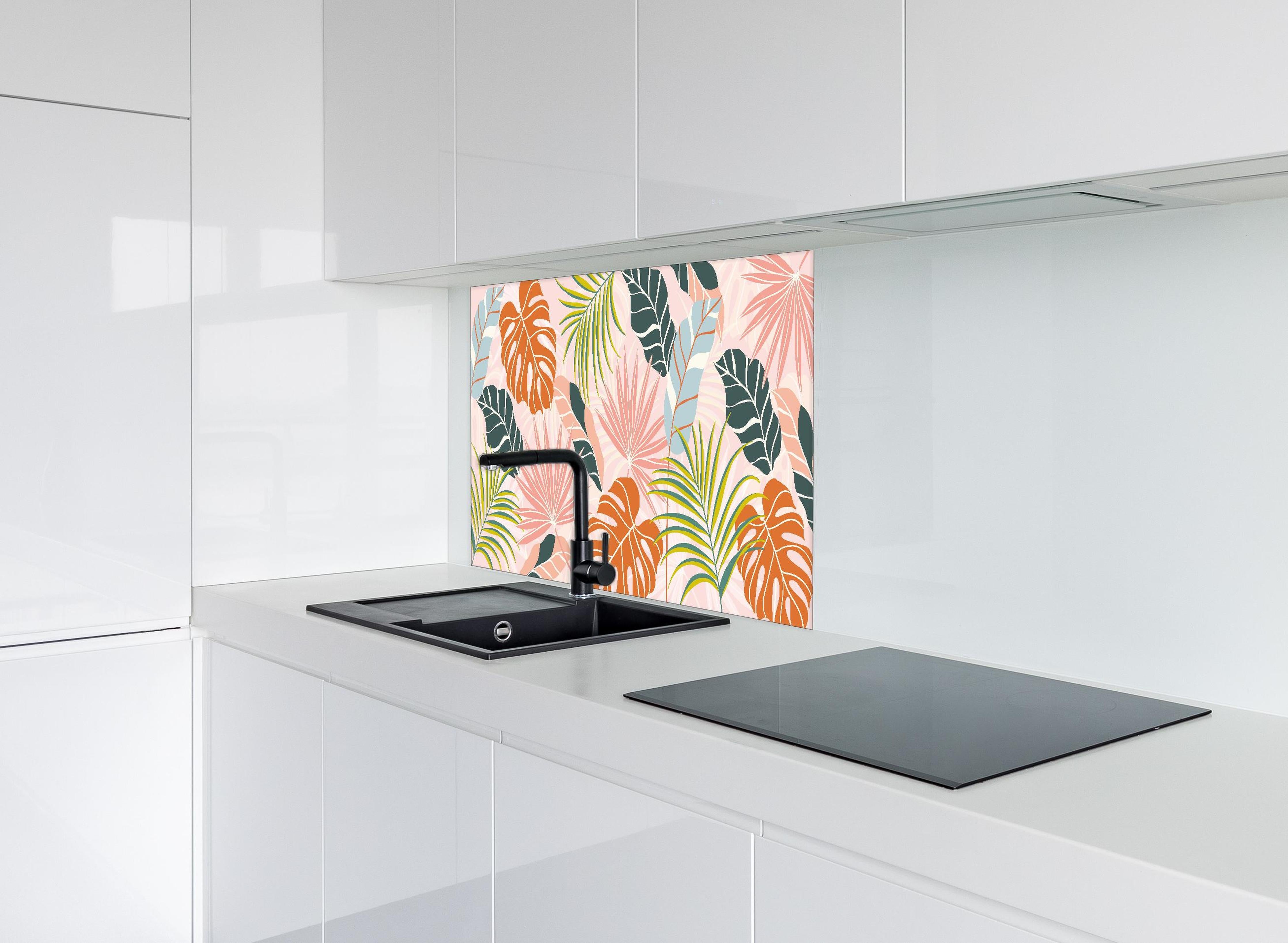 Spritzschutz - Exotische Pflanzenmuster Pastellfarben Tapete hinter einem Cerankochfeld zwischen Holz-Kochutensilien