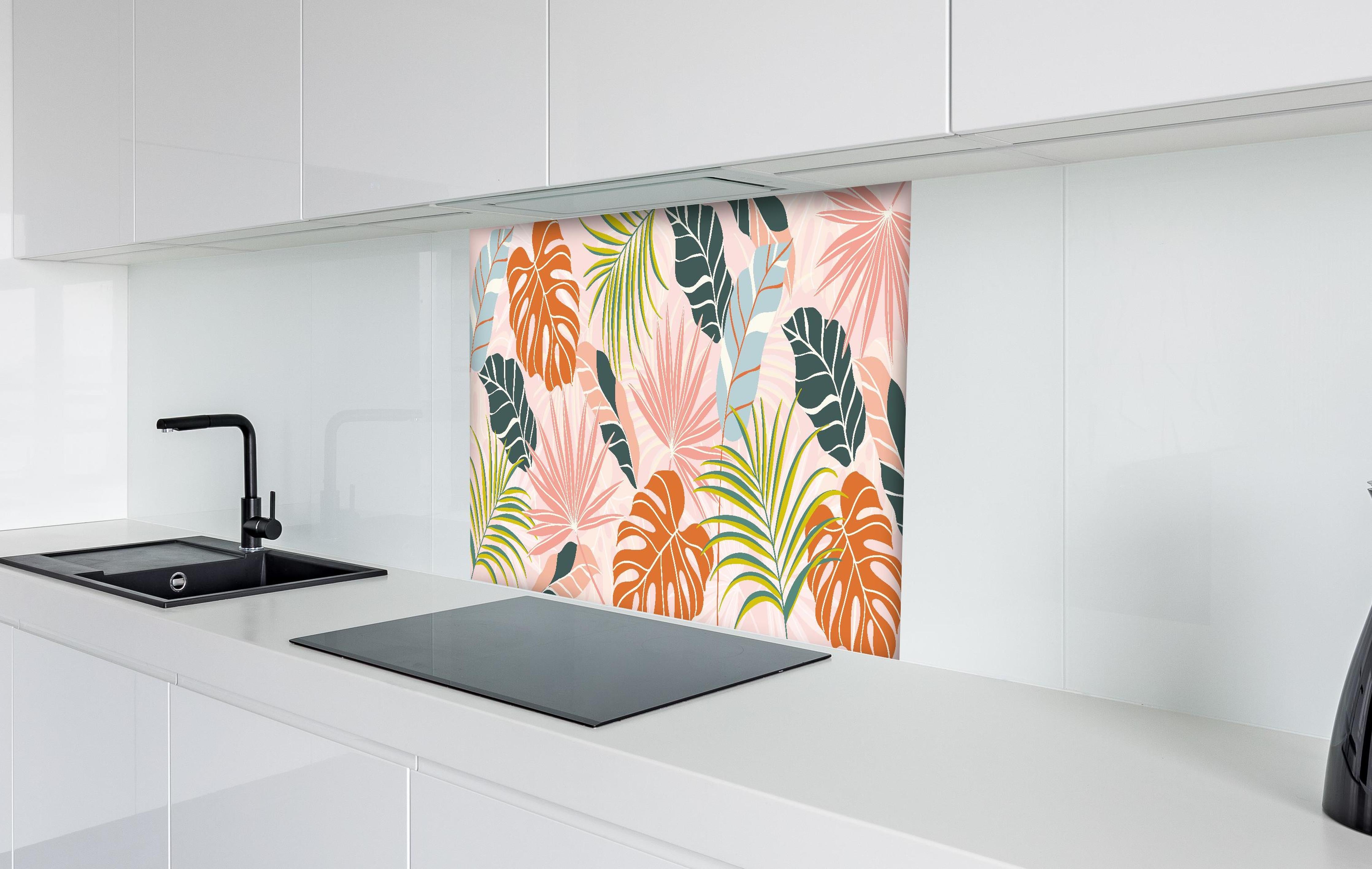 Spritzschutz - Exotische Pflanzenmuster Pastellfarben Tapete hinter einem Cerankochfeld zwischen Holz-Kochutensilien