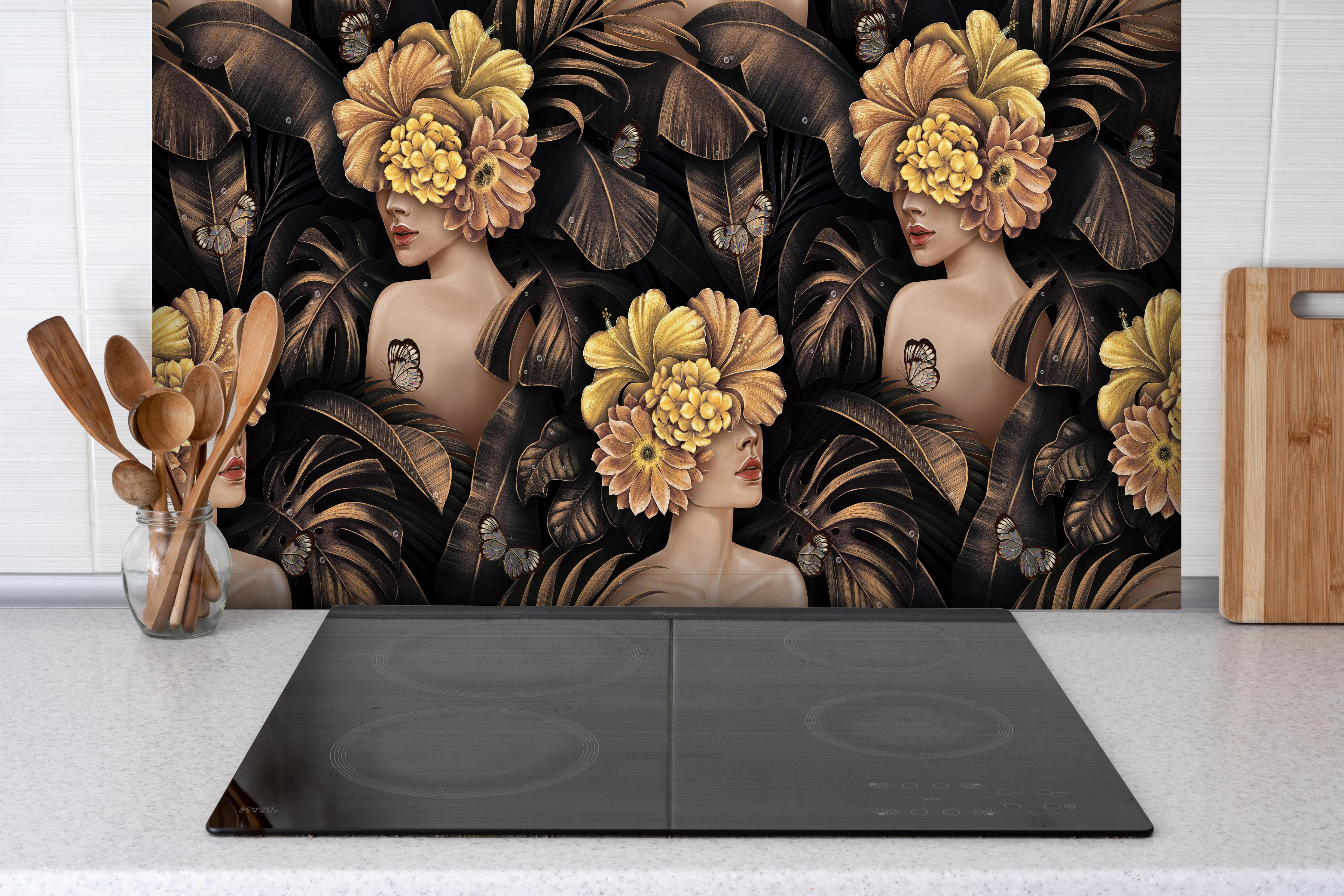 Spritzschutz - Exotischen Frauen, Blumen Muster hinter einem Cerankochfeld zwischen Holz-Kochutensilien