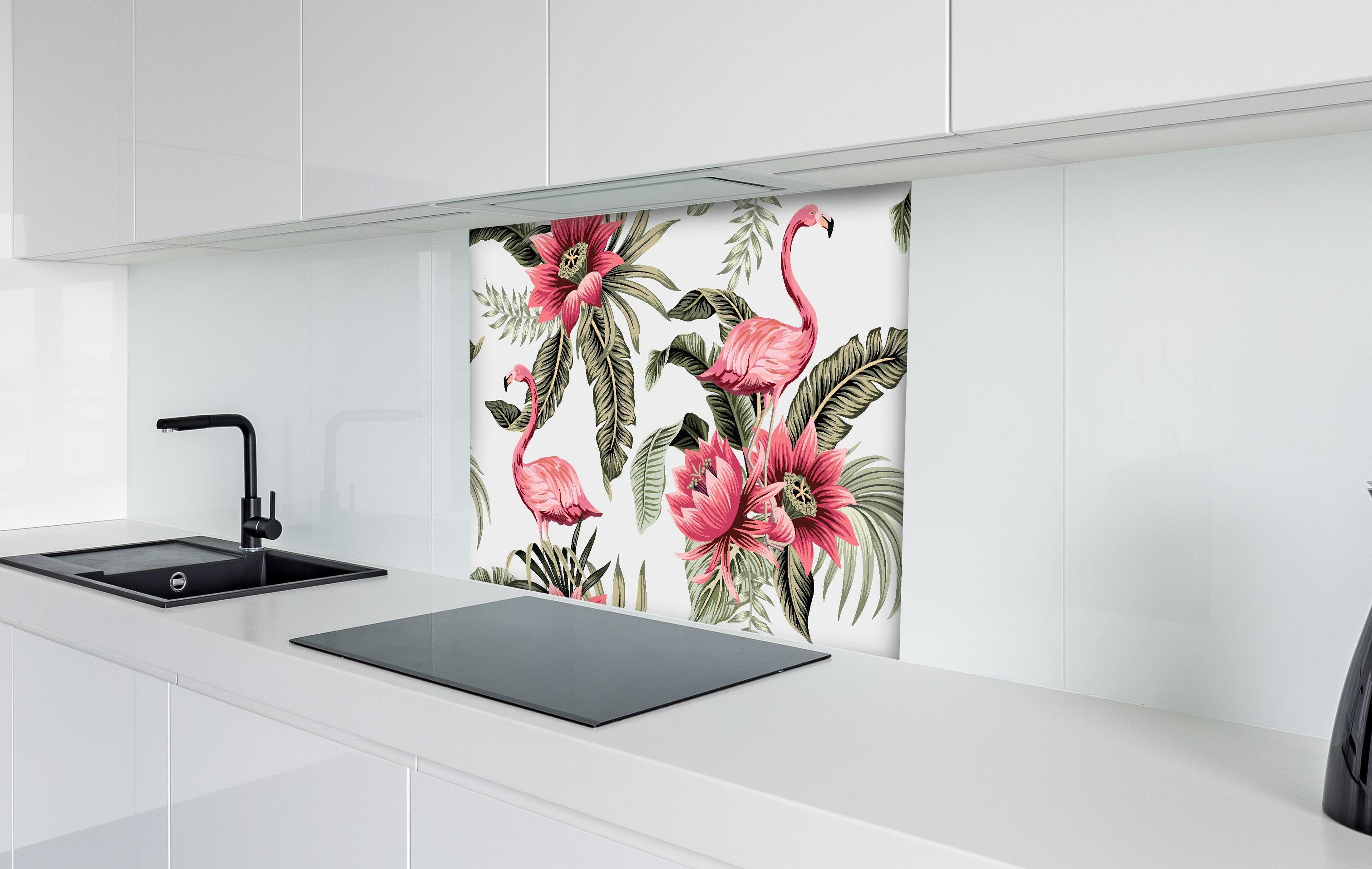 Spritzschutz - Exotischer Flamingo und Blumen Musterdruck hinter einem Cerankochfeld zwischen Holz-Kochutensilien