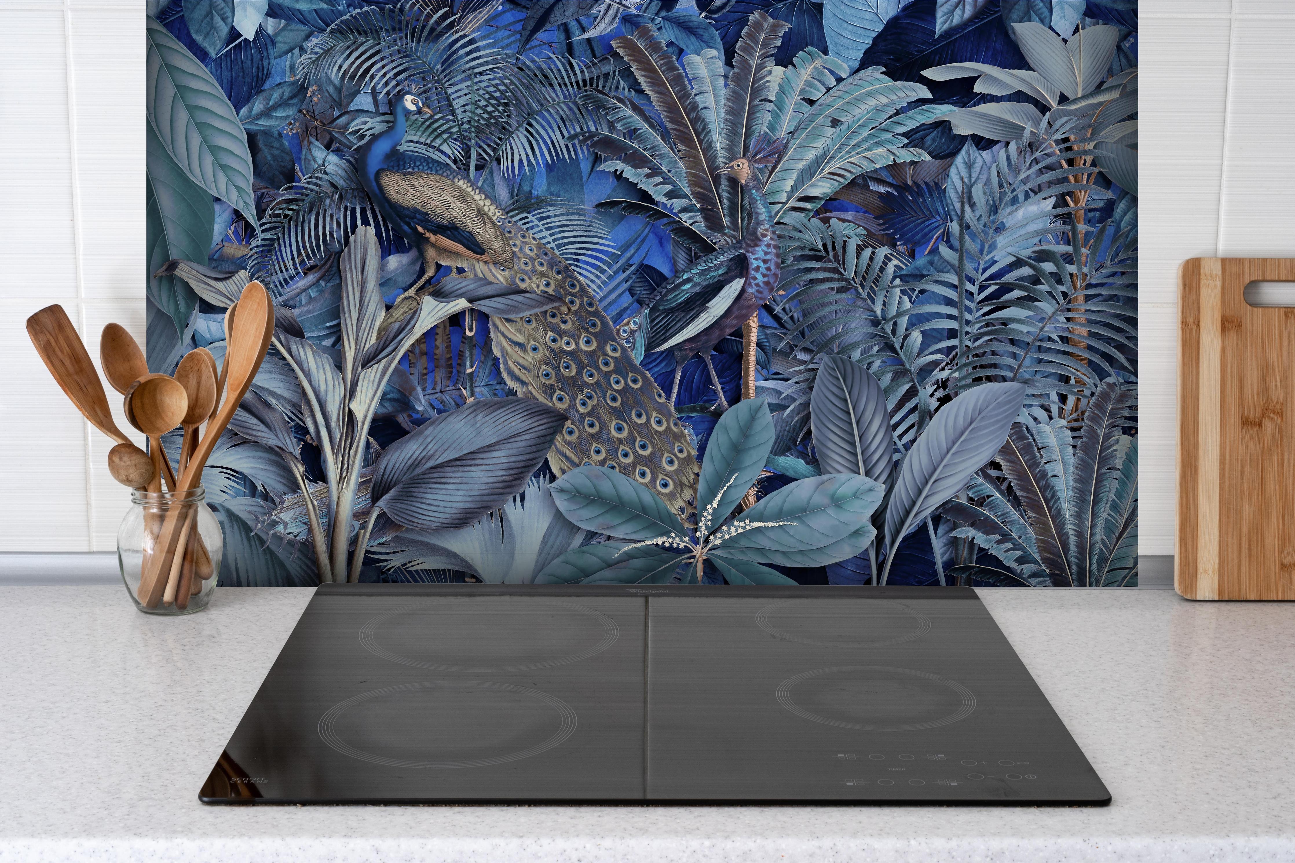 Spritzschutz - Exotischer Garten - Blaue Pfauen hinter einem Cerankochfeld zwischen Holz-Kochutensilien