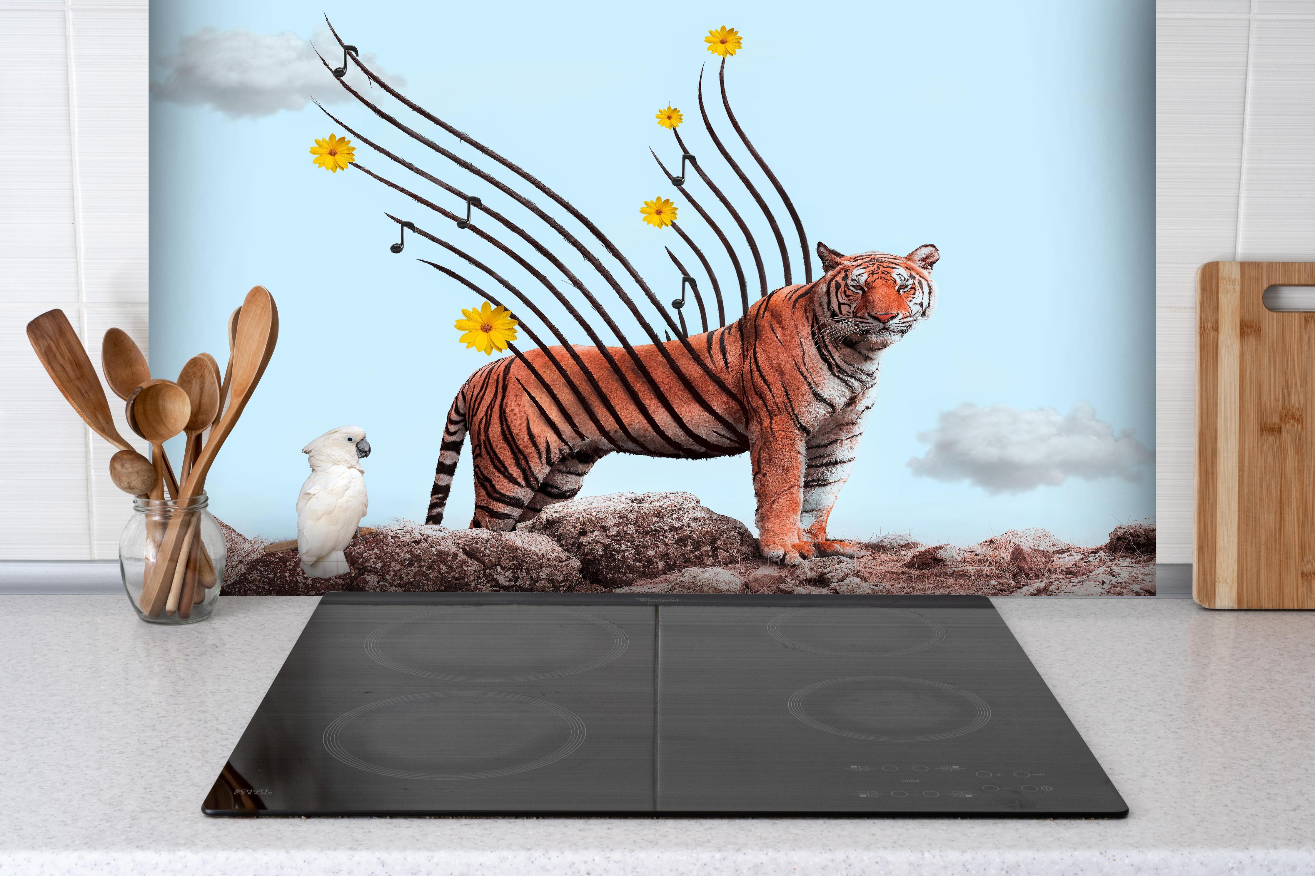 Spritzschutz - Exotischer Tiger - Grafik hinter einem Cerankochfeld zwischen Holz-Kochutensilien